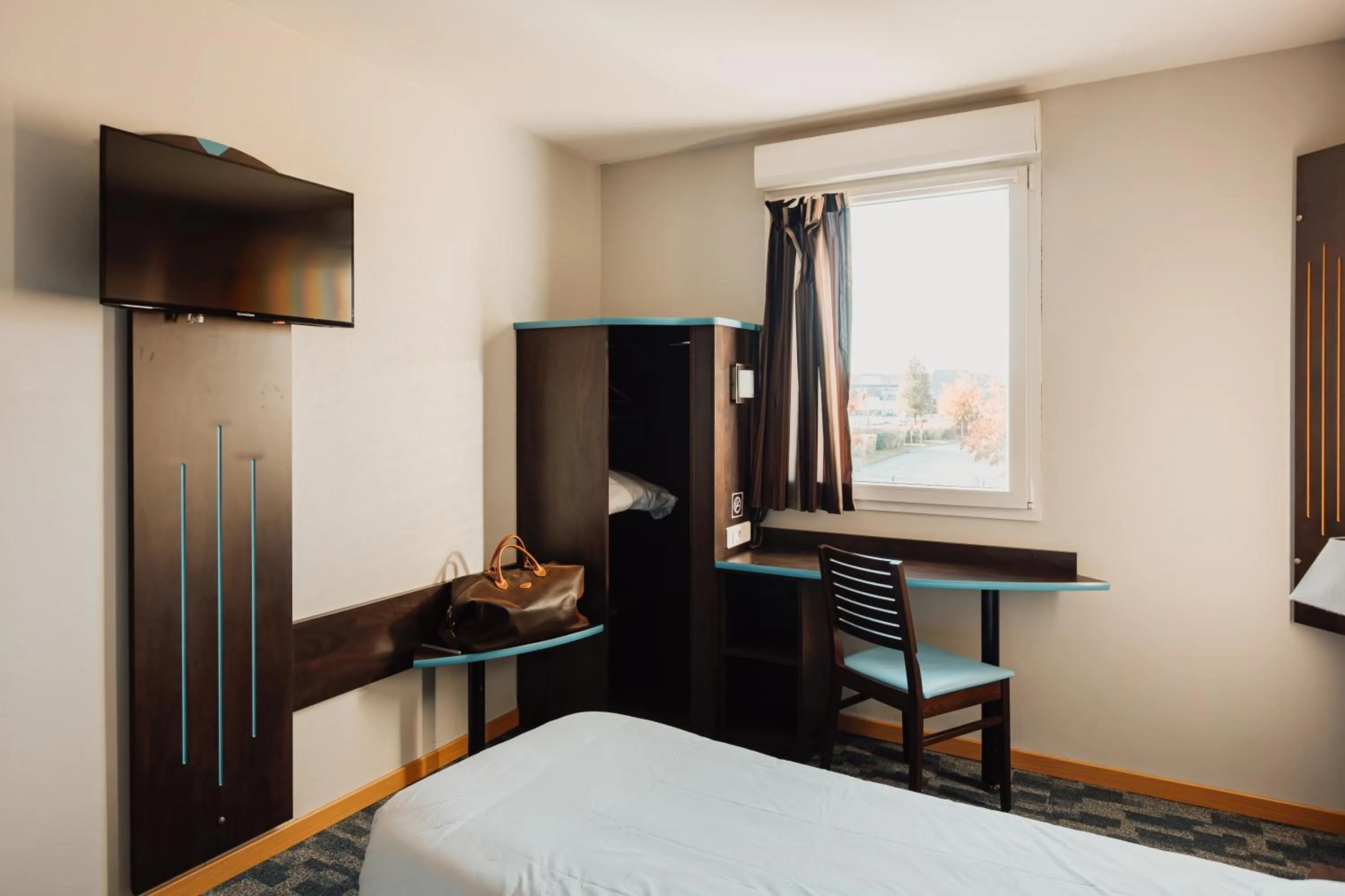 Seating area, Bed in Hôtel Akena Caudry Cambrai