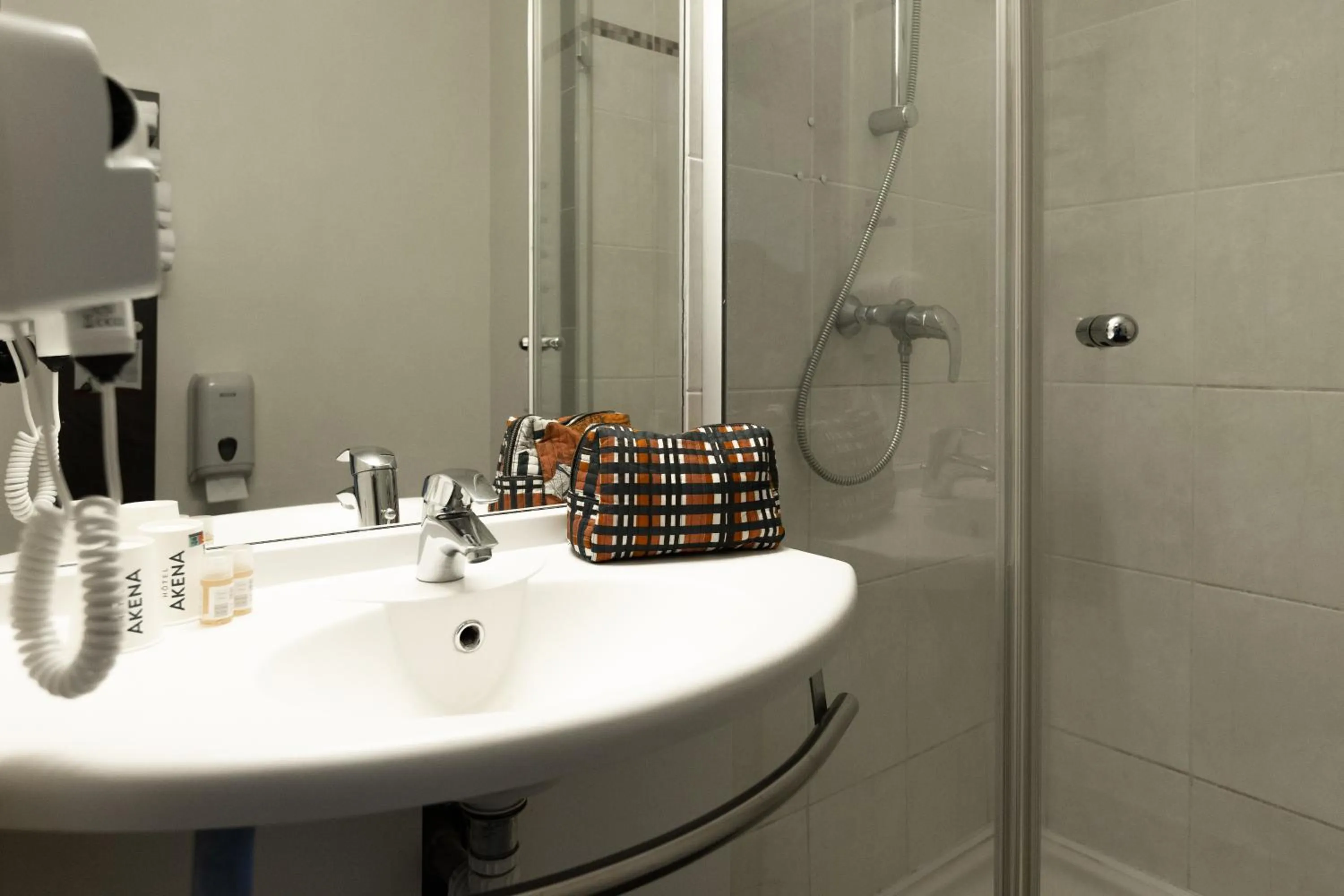 Bathroom in Hôtel Akena Caudry Cambrai