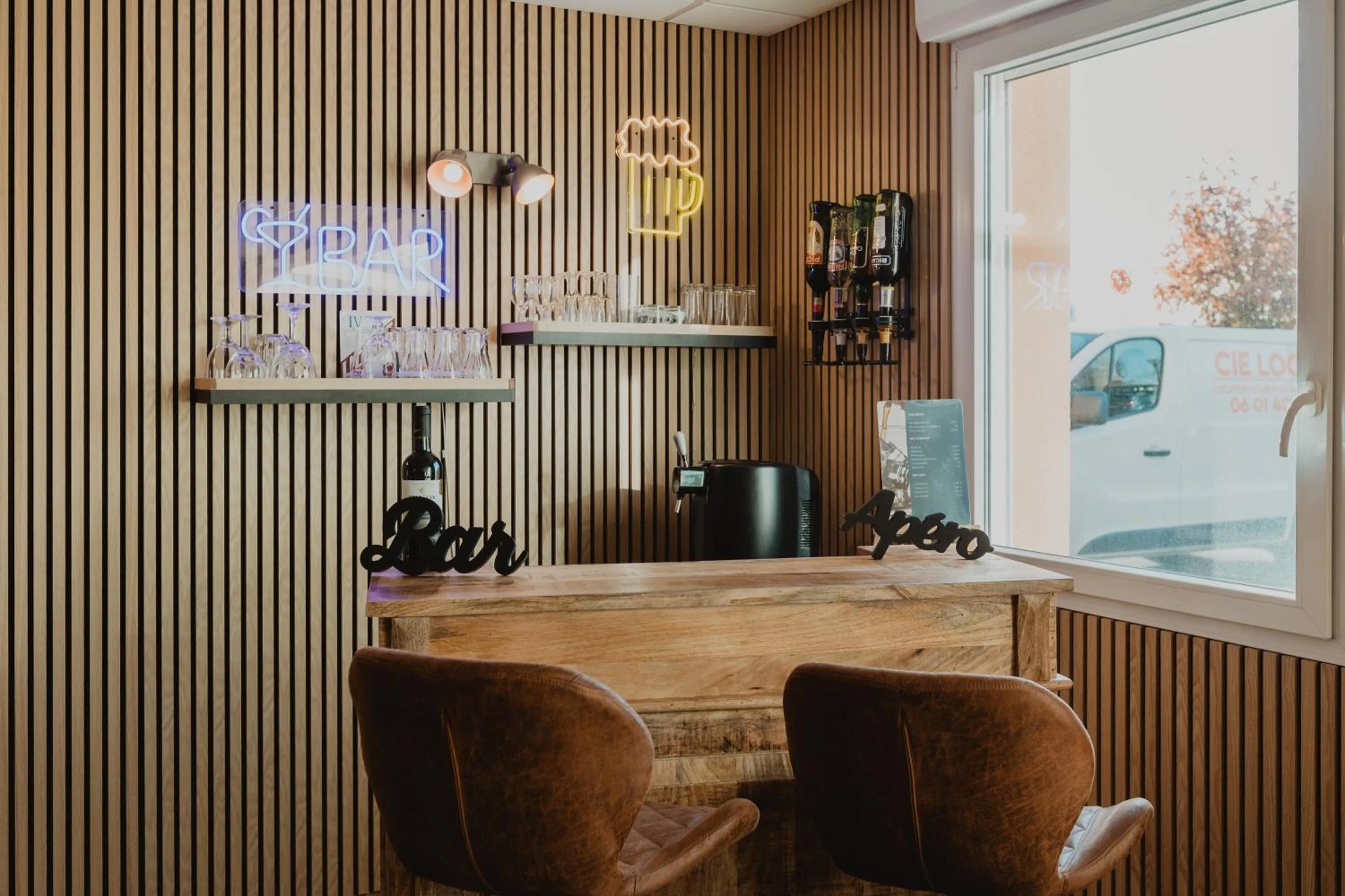 Lounge or bar in Hôtel Akena Caudry Cambrai