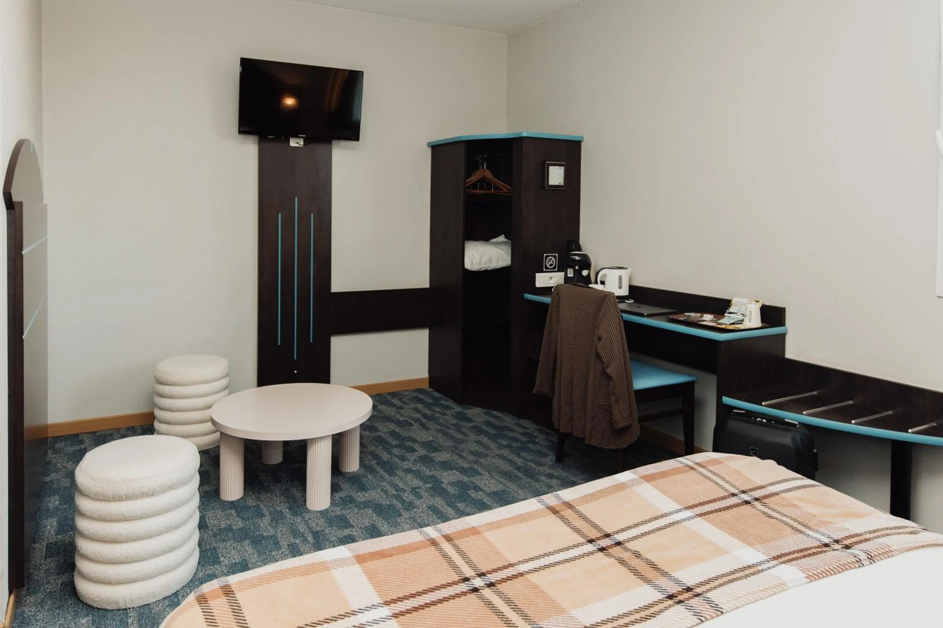 Seating area, Bed in Hôtel Akena Caudry Cambrai