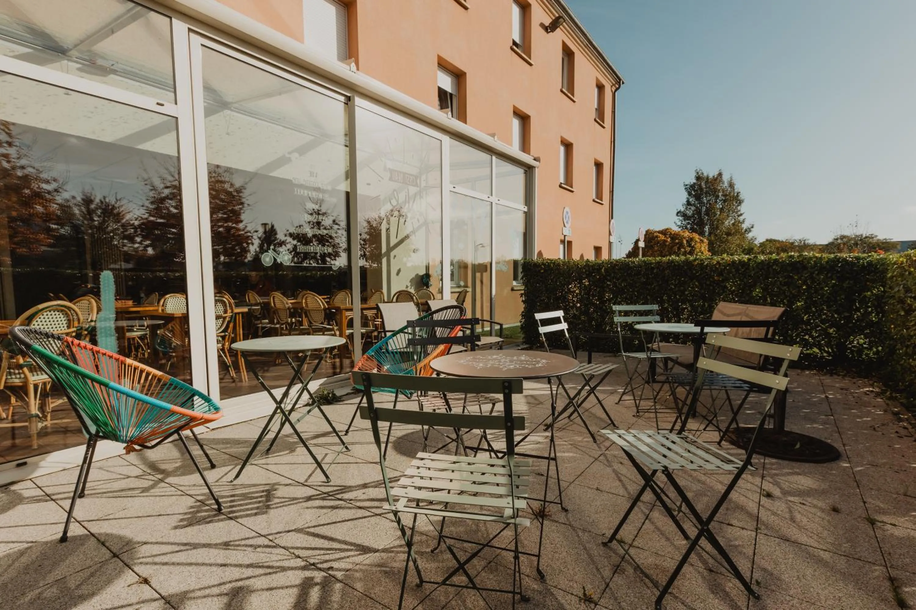 Patio in Hôtel Akena Caudry Cambrai