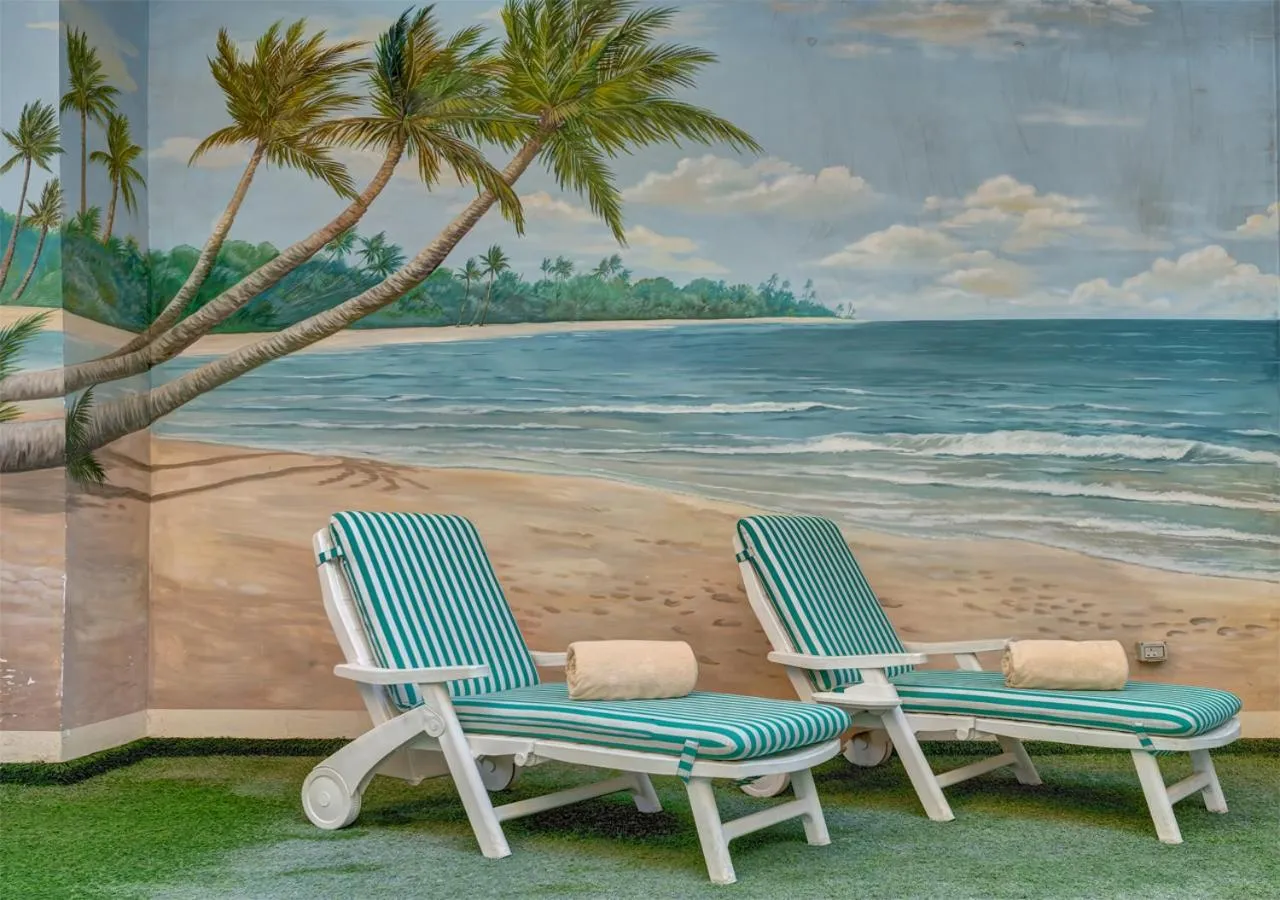 Swimming pool in Sharjah Palace Hotel