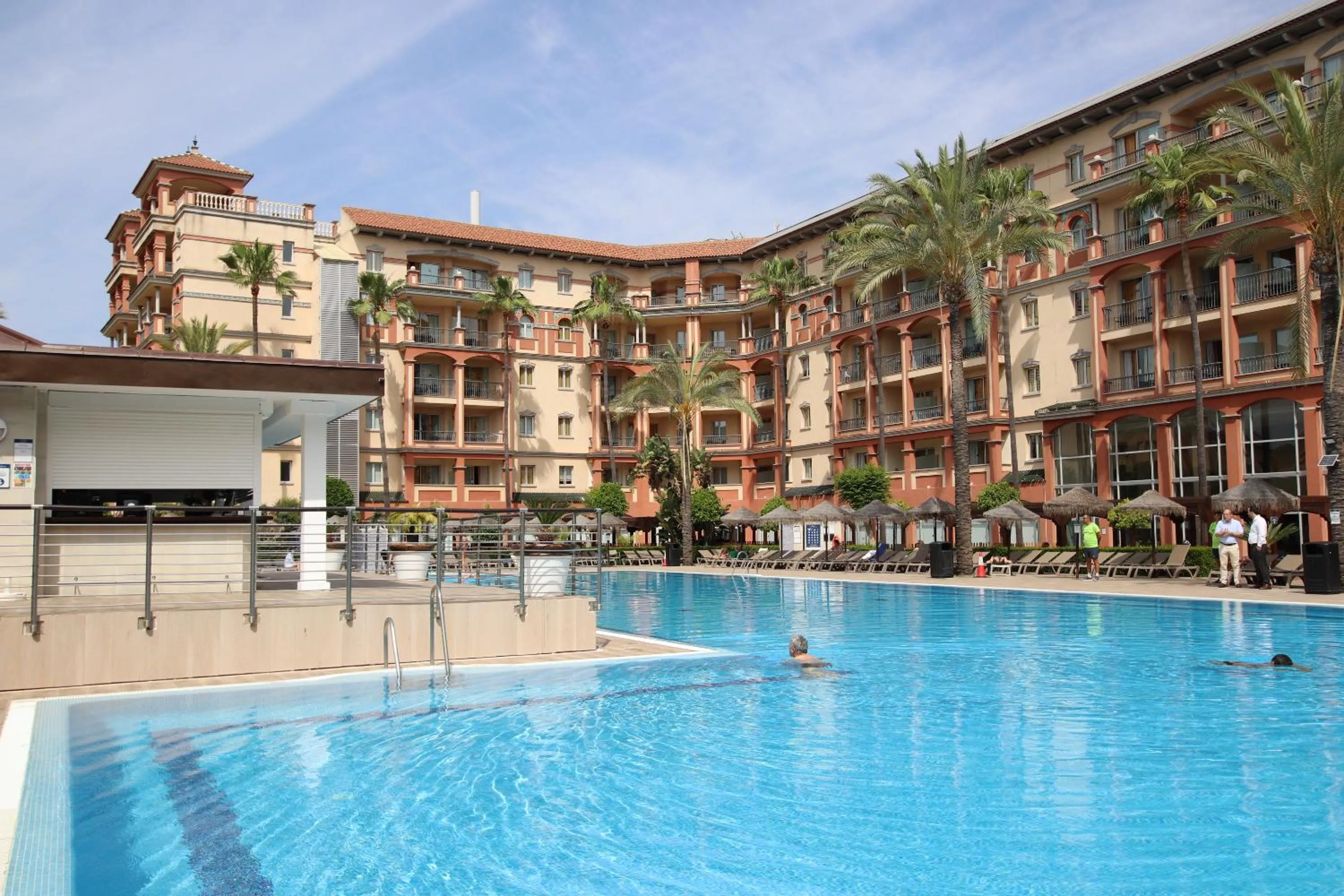 Swimming pool in Ohtels Islantilla