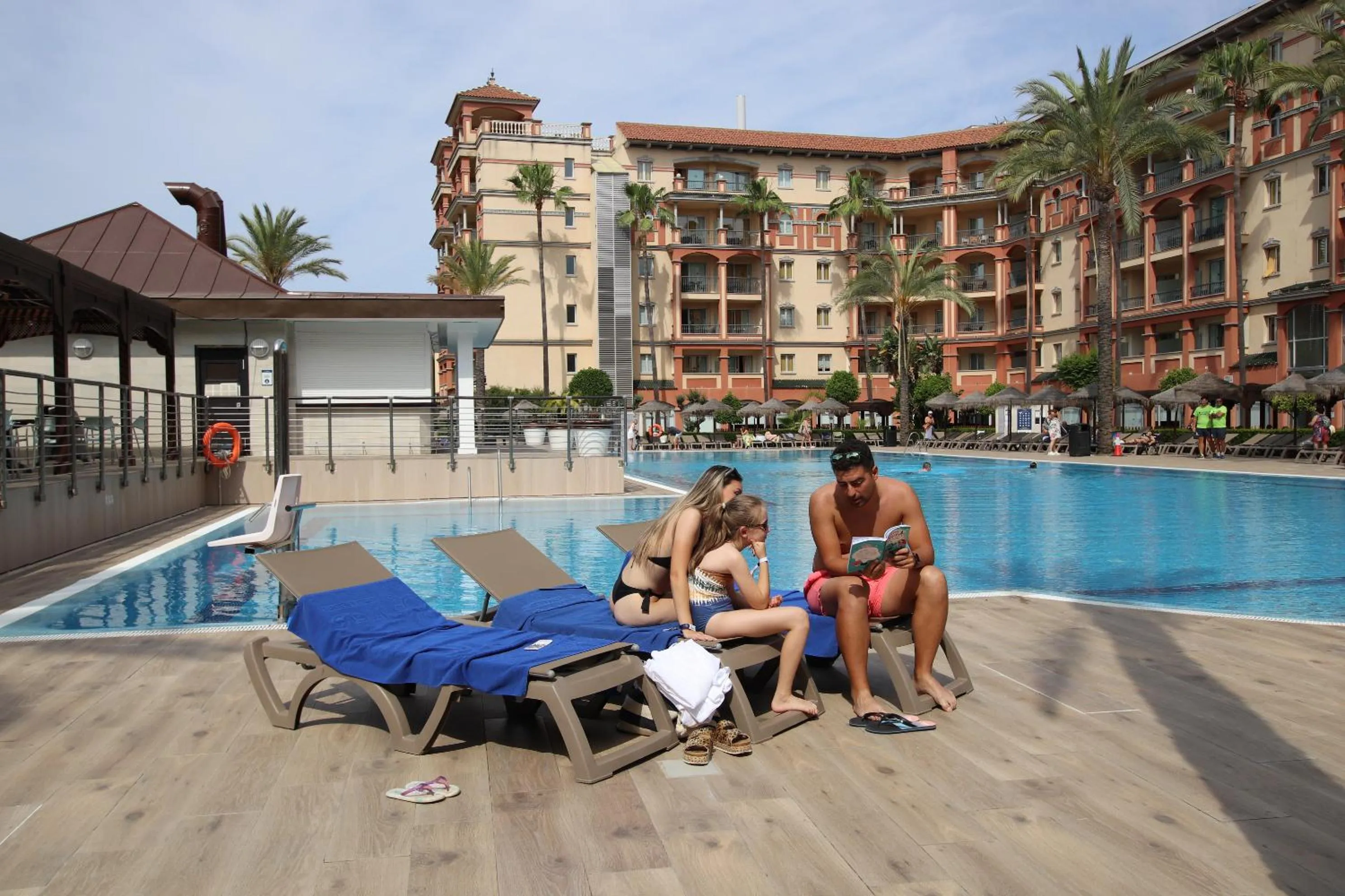 Swimming pool in Ohtels Islantilla