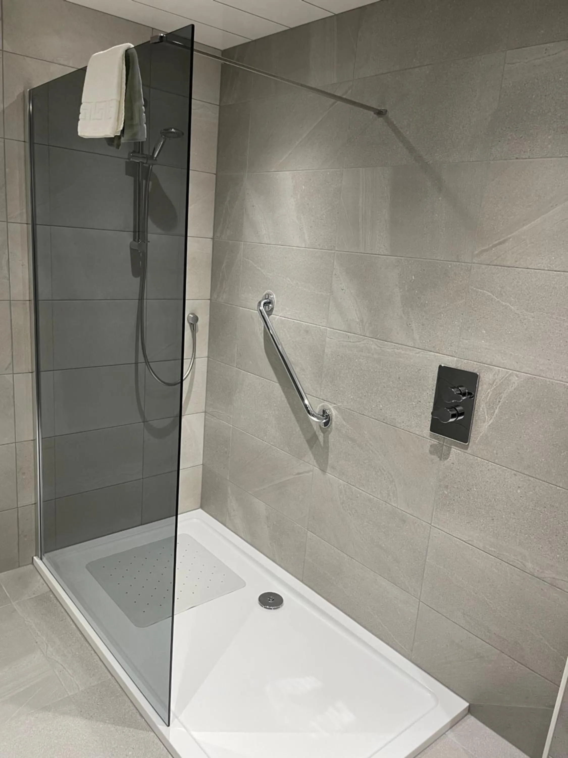 Bathroom in Castlecary House Hotel