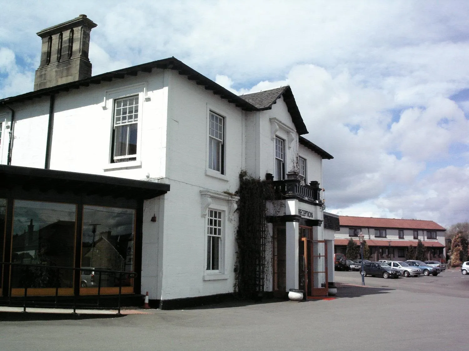 Facade/entrance in Castlecary House Hotel