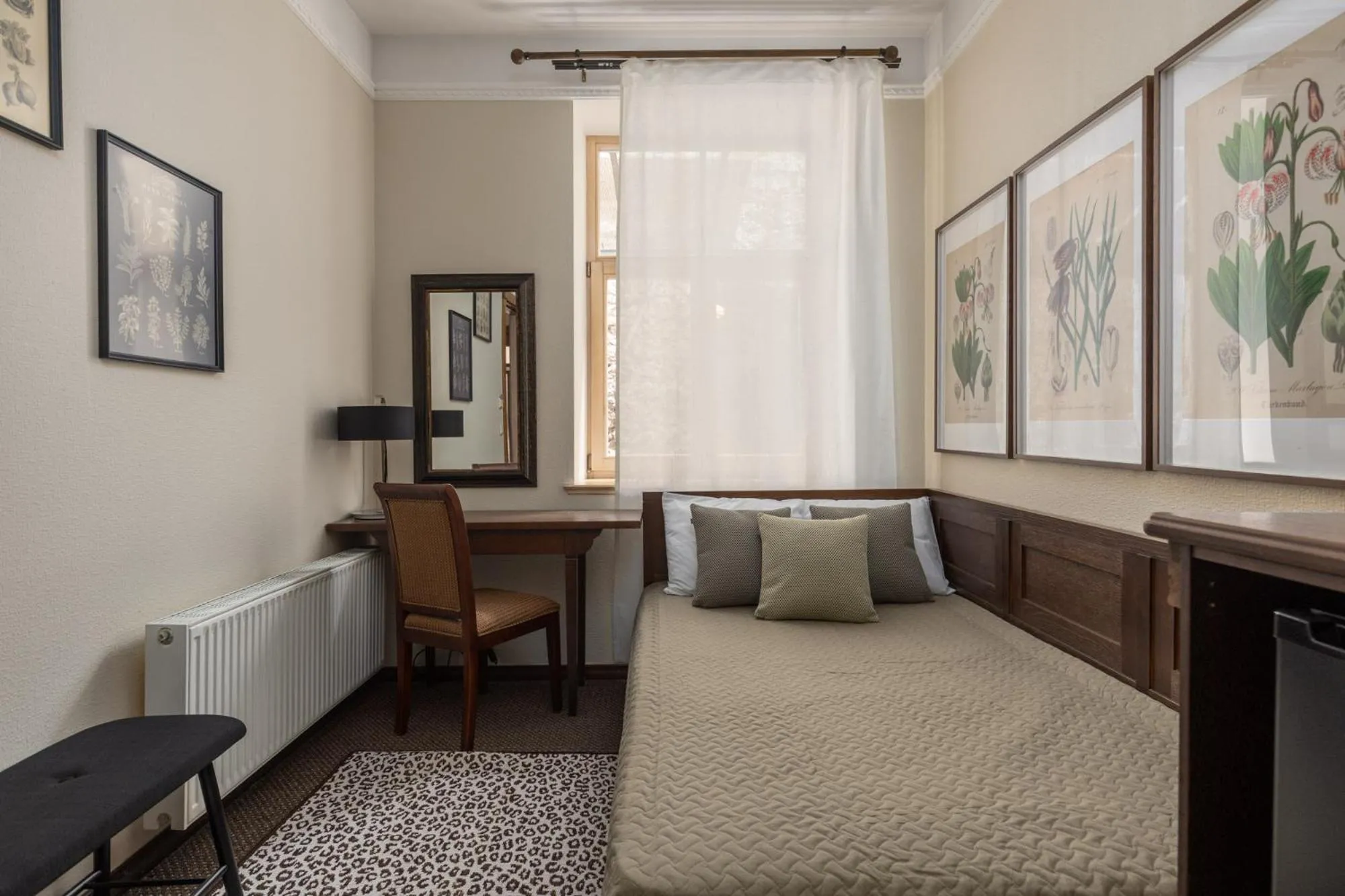 Small Single Room in M5 self-service Boutique Hotel