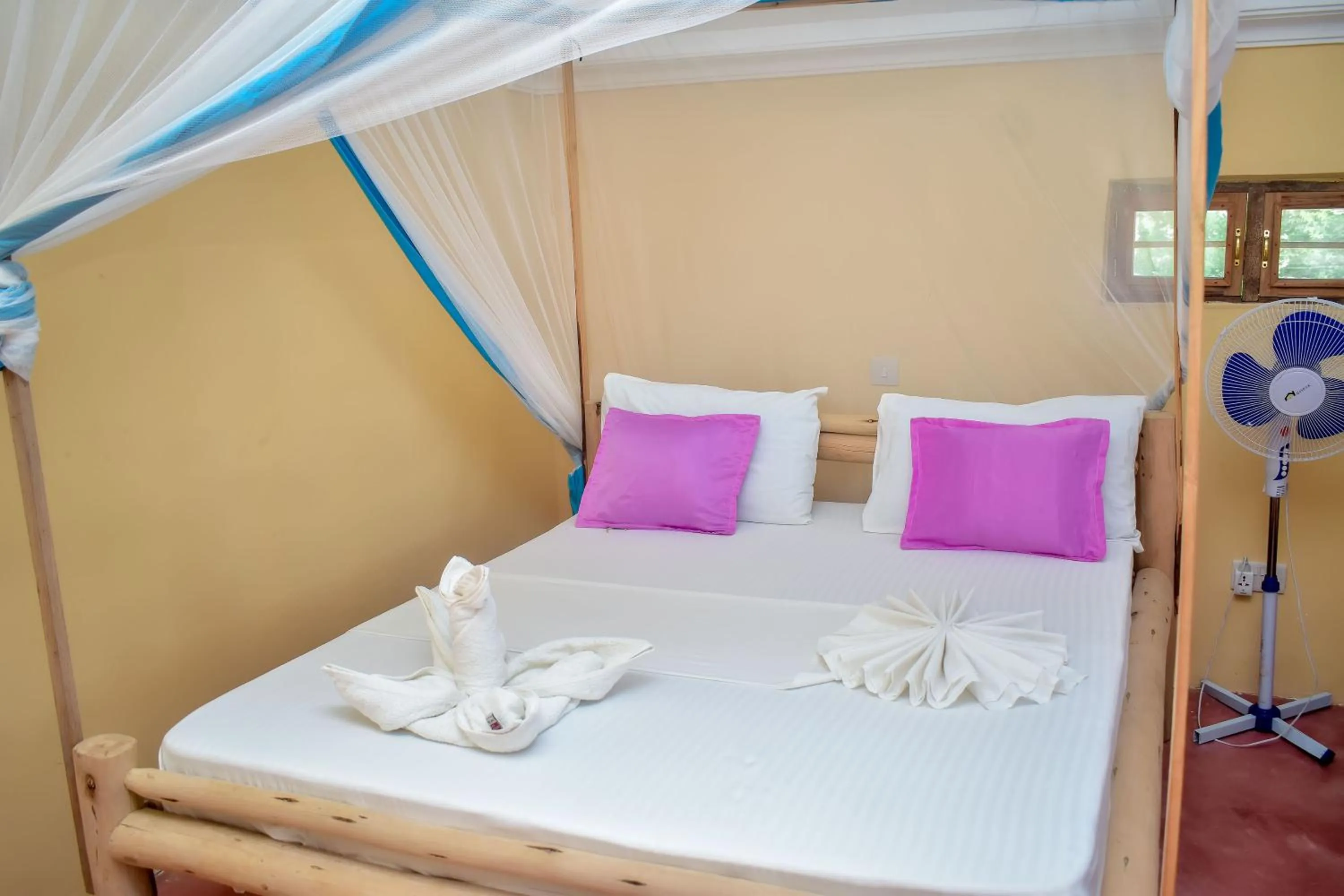 Bed in Blue Earth Beach Bungalow