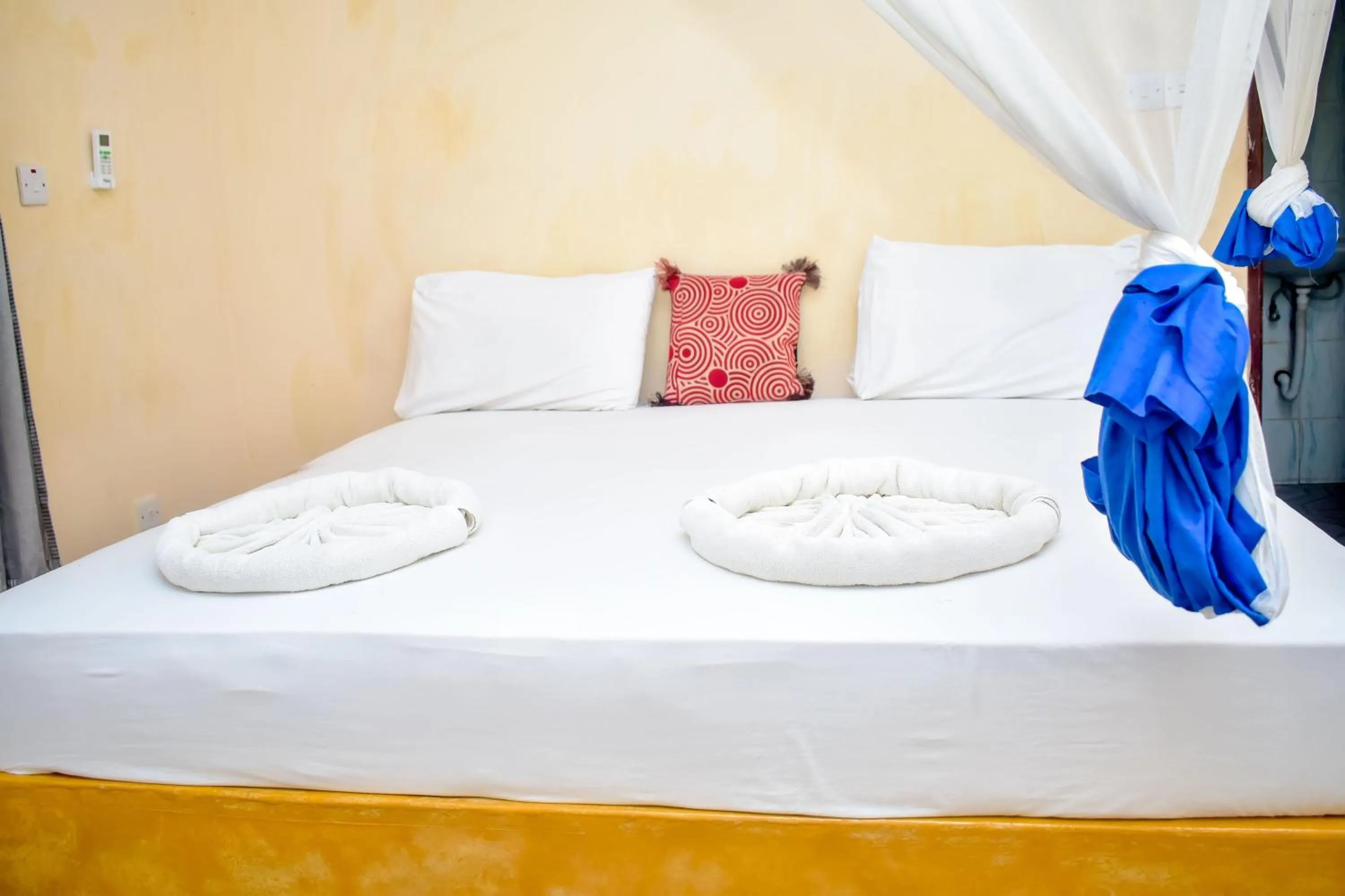 Bed in Blue Earth Beach Bungalow