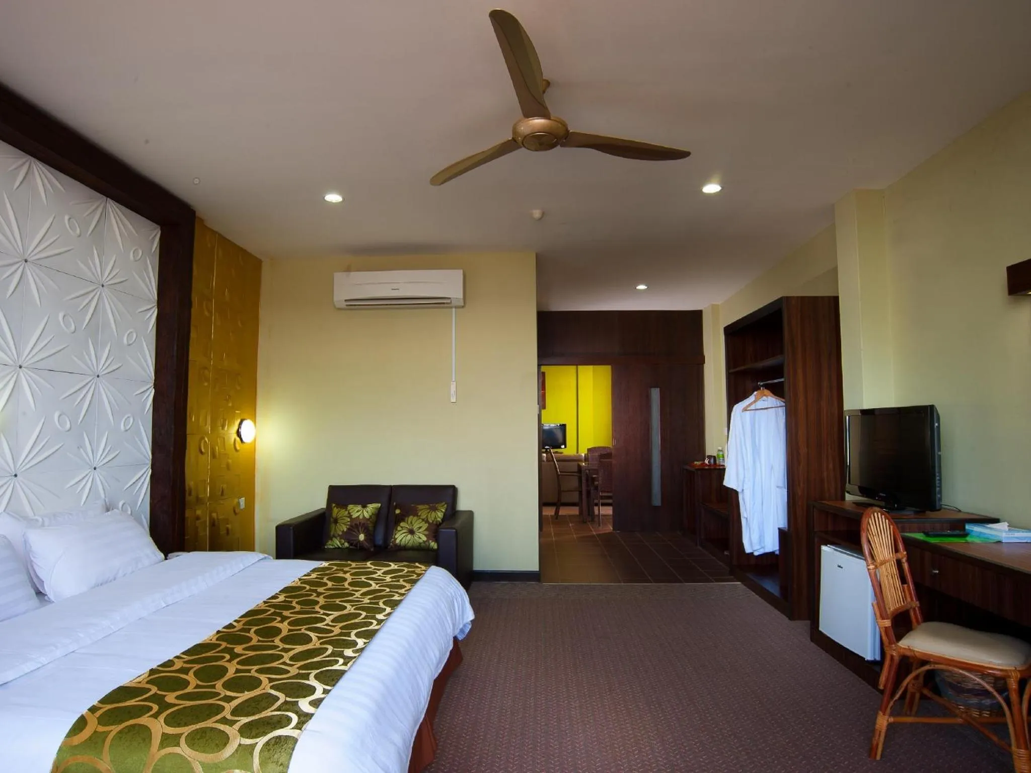 Photo of the whole room, Bed in De Baron Resort