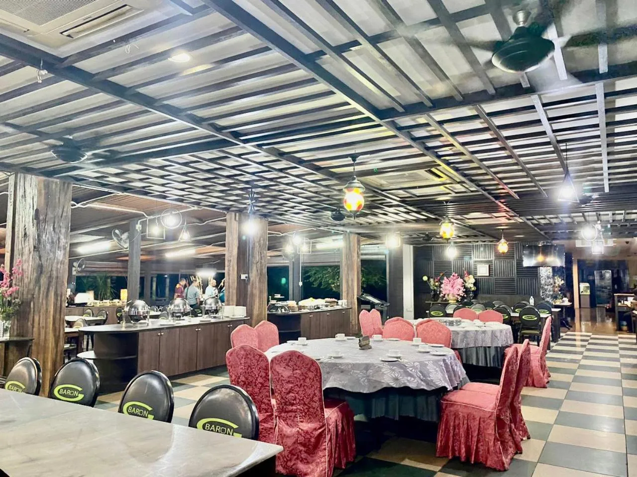 Restaurant/places to eat in De Baron Resort