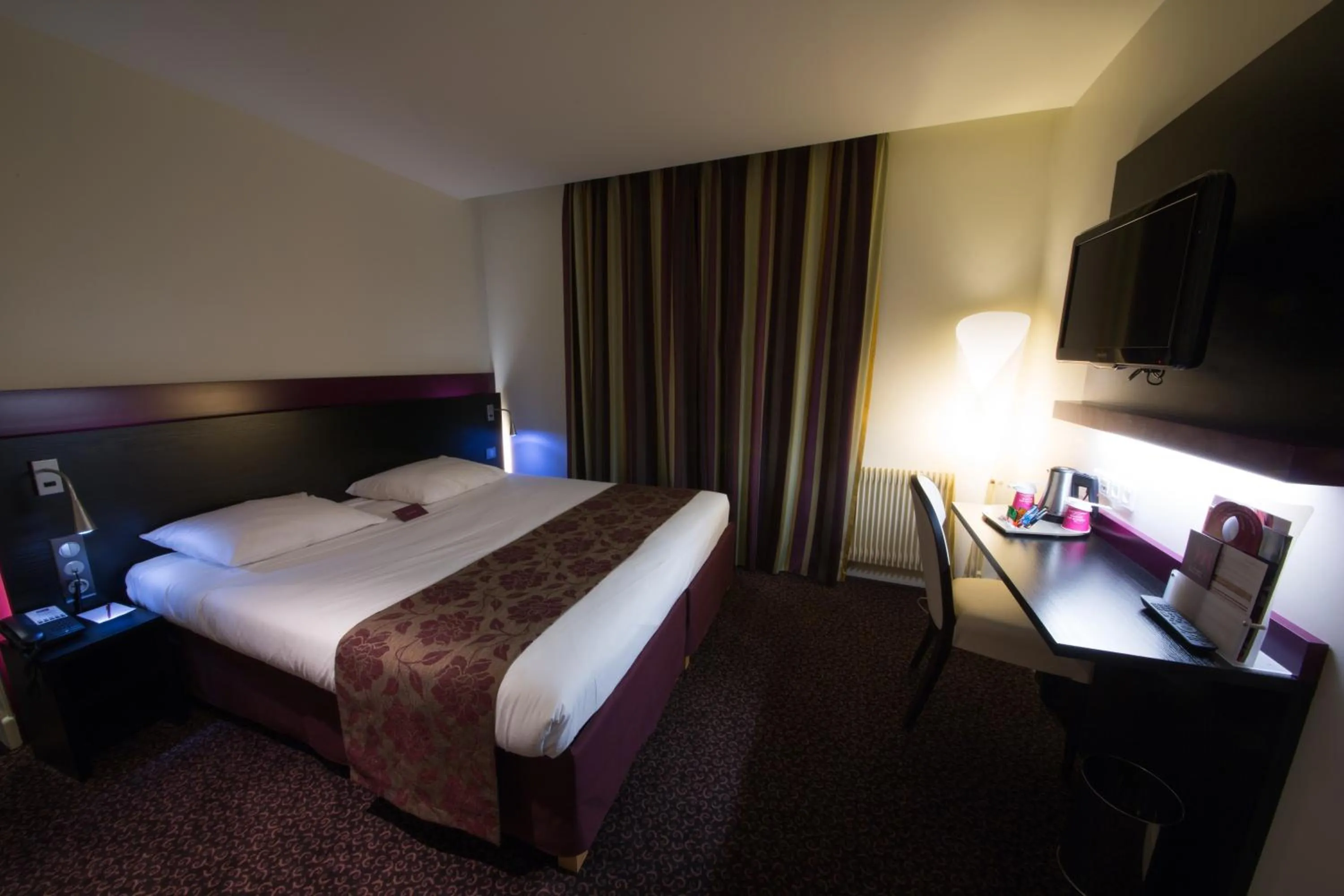 Photo of the whole room, Bed in Mercure Lille Roubaix Grand Hôtel