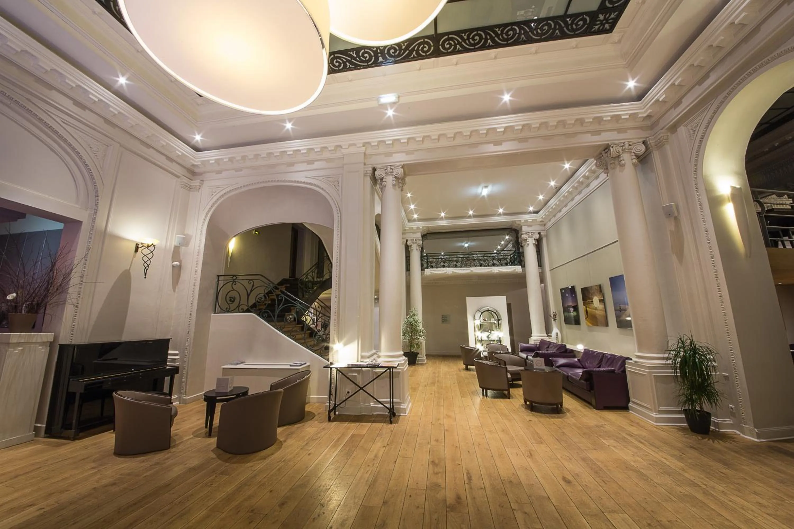 Lobby or reception in Mercure Lille Roubaix Grand Hôtel