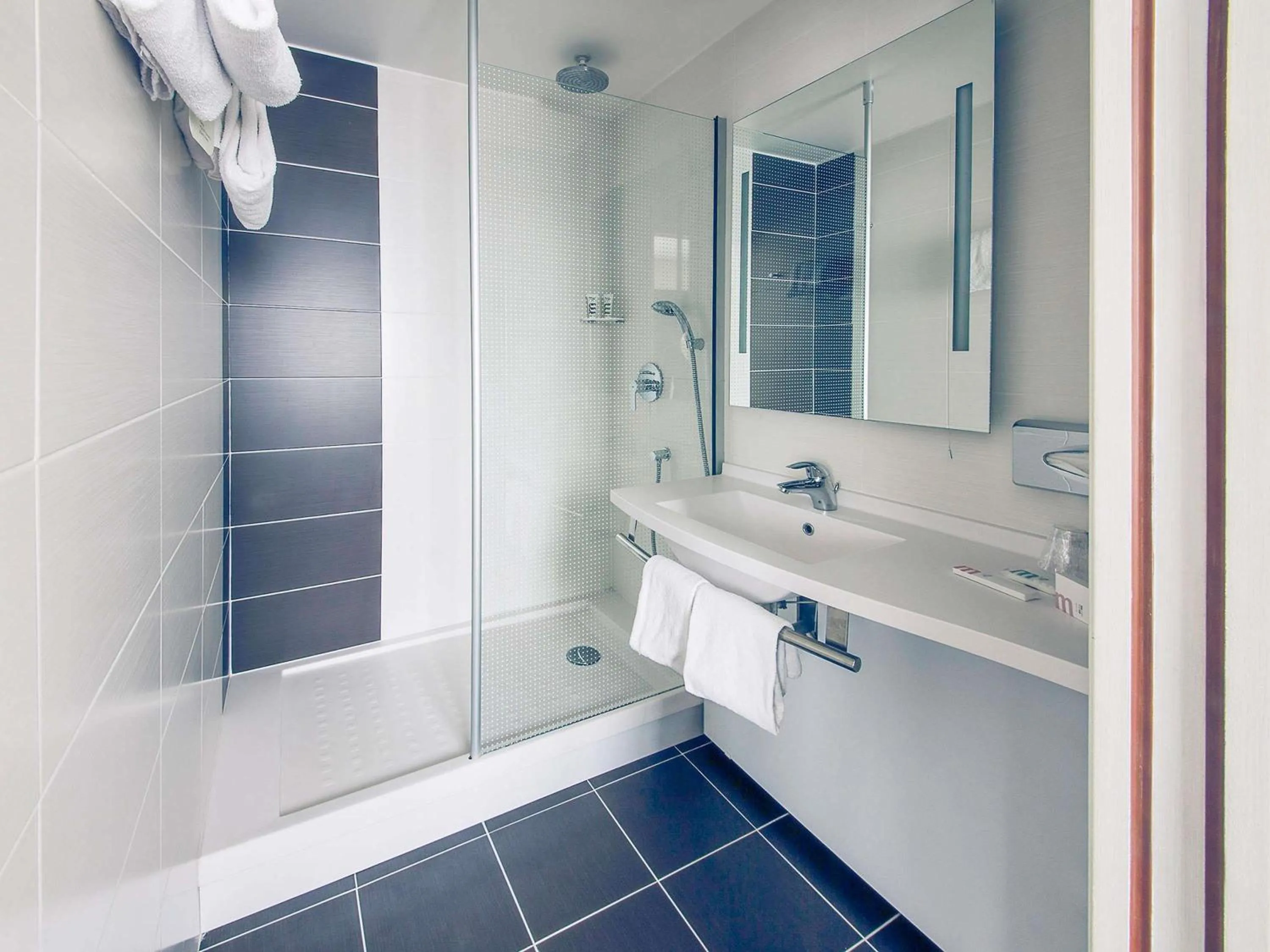 Bedroom in Mercure Lille Roubaix Grand Hôtel