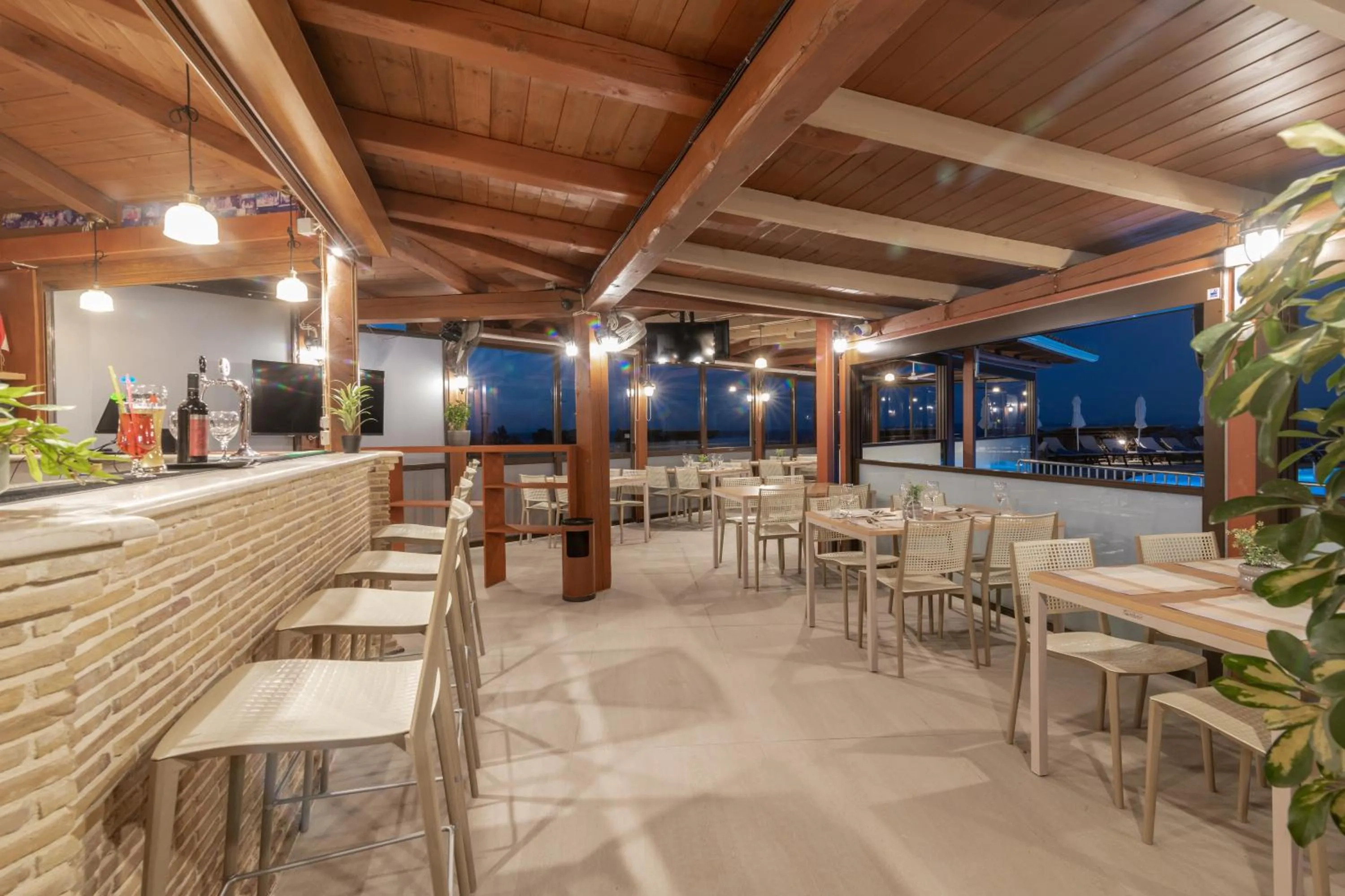 Restaurant/places to eat in Sea View Village