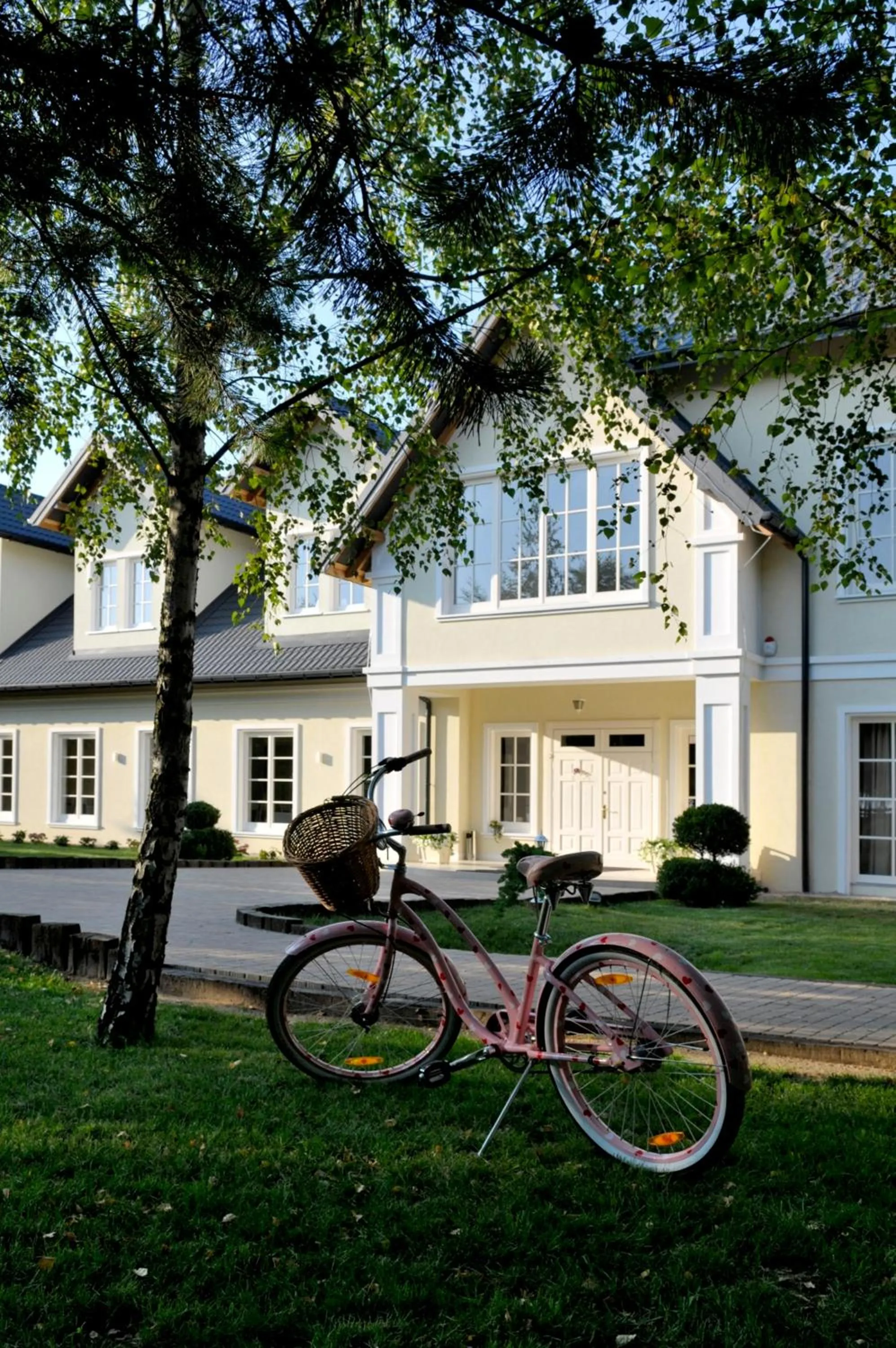 Facade/entrance in Dwór Złotopolska Dolina Mansion House