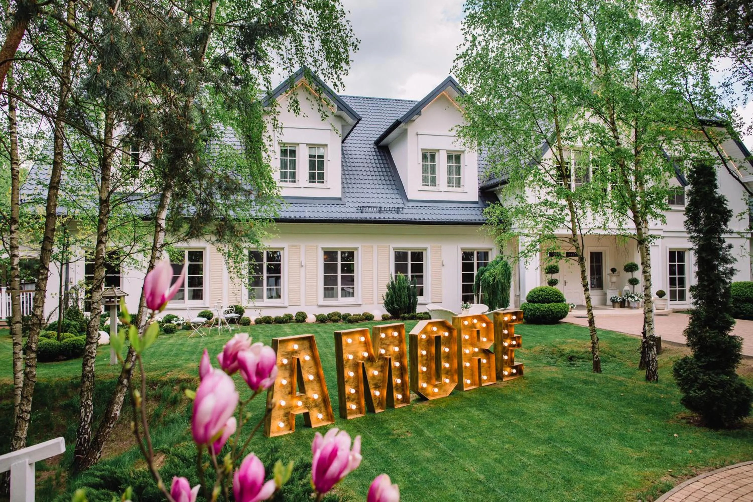 Property building in Dwór Złotopolska Dolina Mansion House