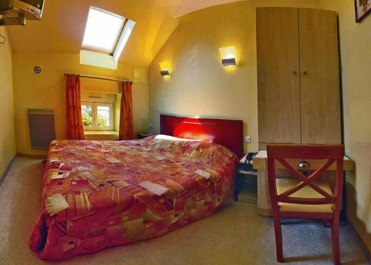 Photo of the whole room, Bed in Relais Du Lac