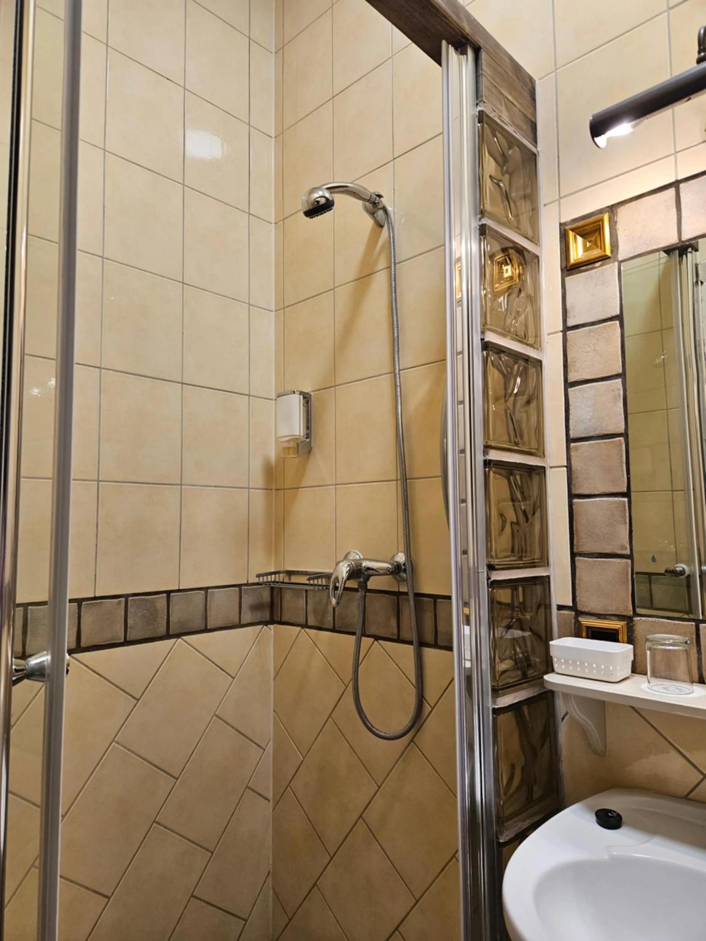 Shower in Hotel Marmułowski