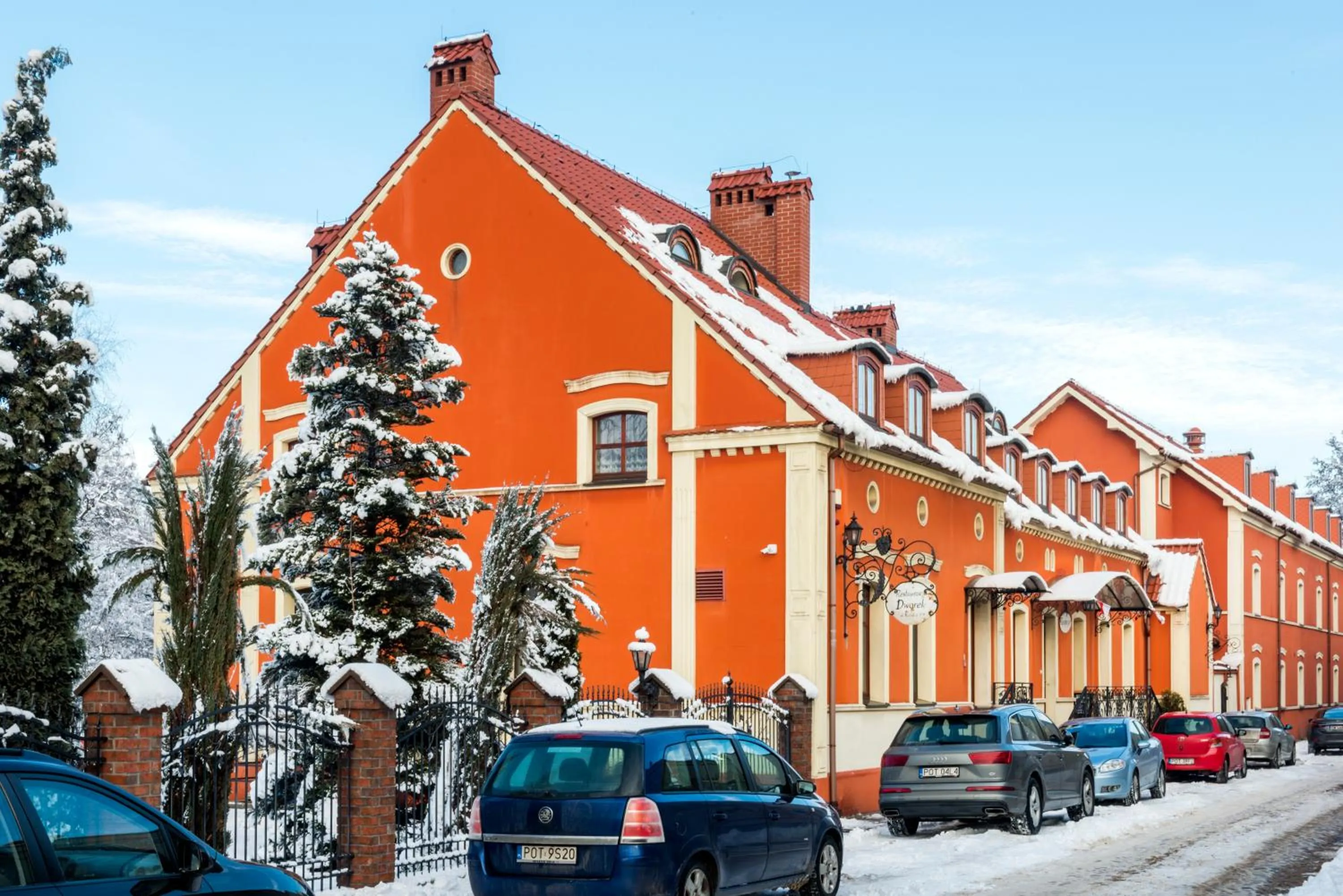 Facade/entrance in Dworek 1885