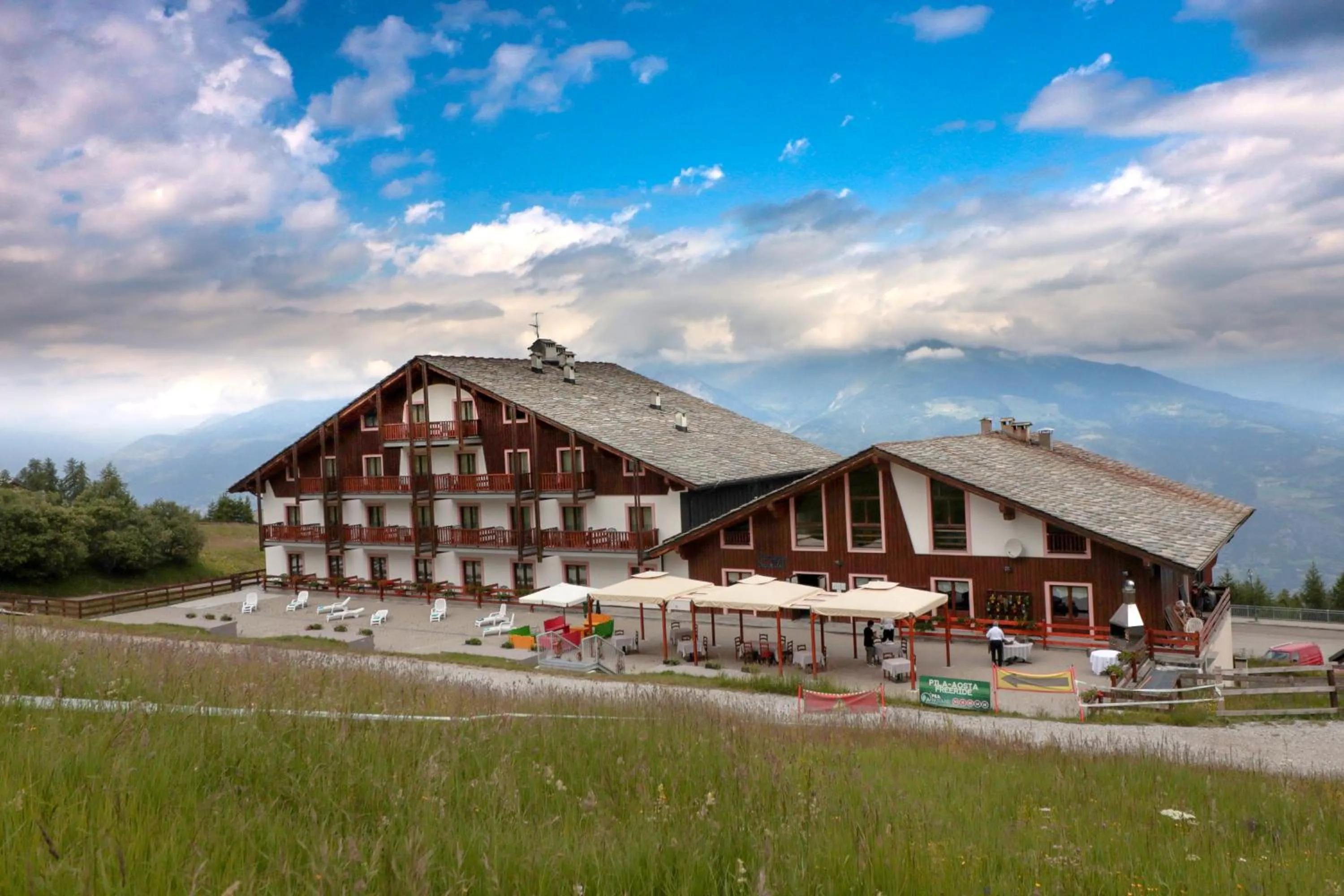 Property building in Etoile De Neige