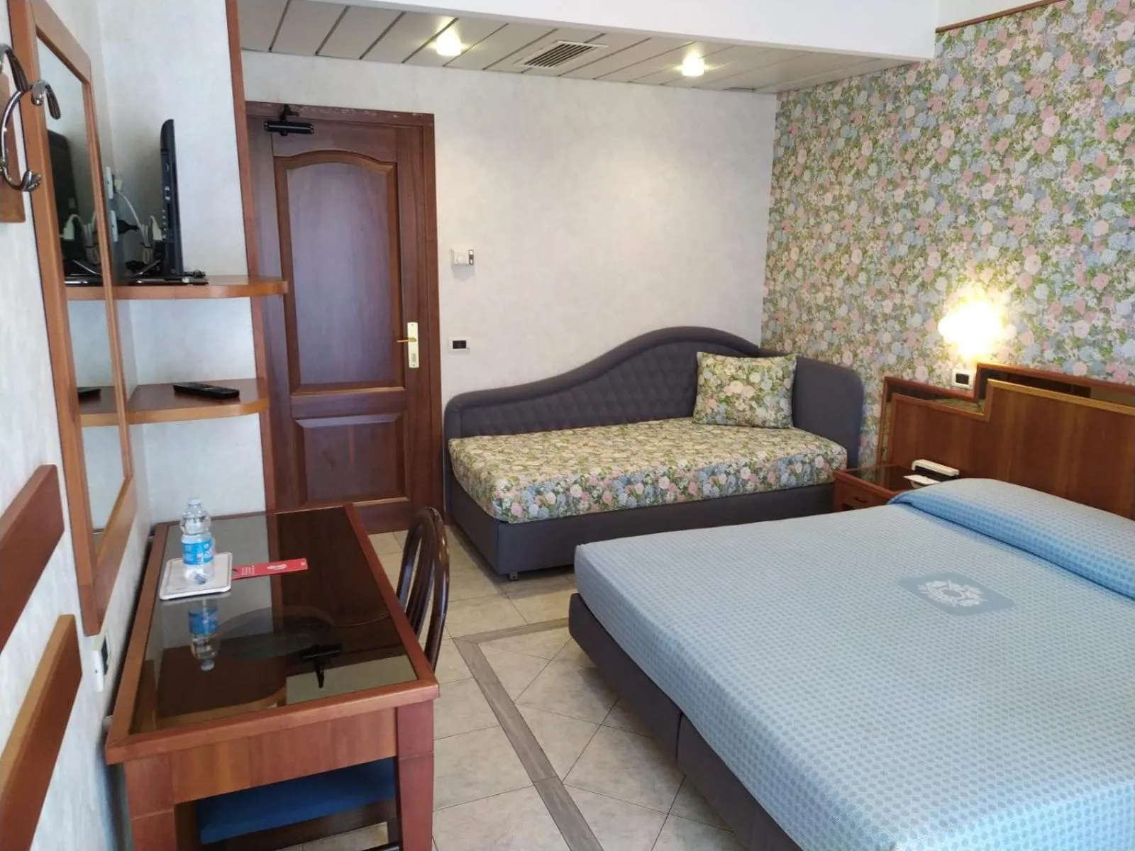 Bedroom, Bed in Hotel de France