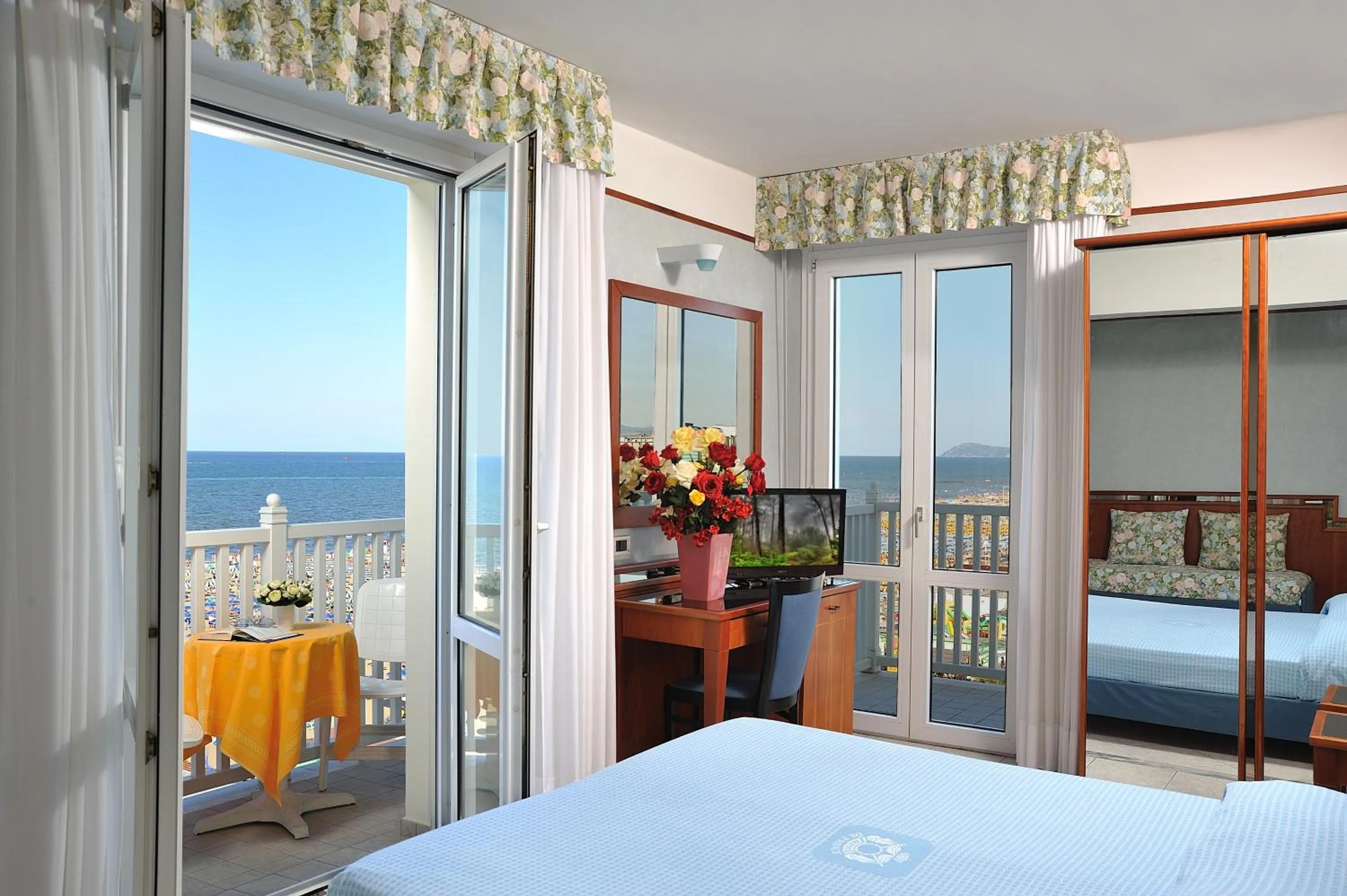 Balcony/Terrace, Bed in Hotel de France