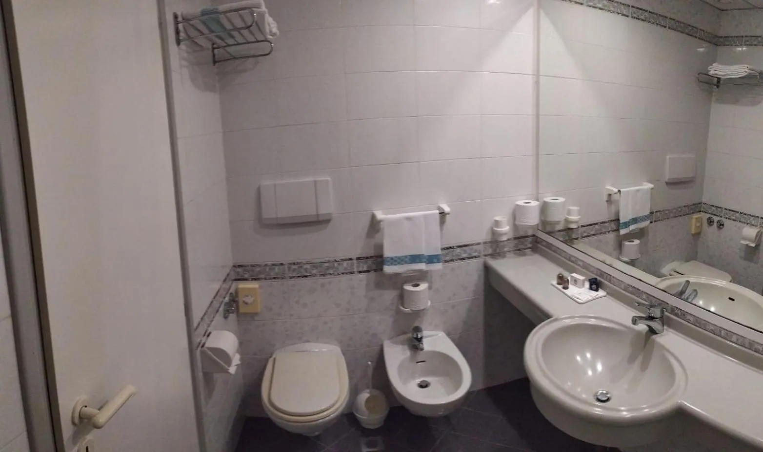 Bathroom in Hotel de France