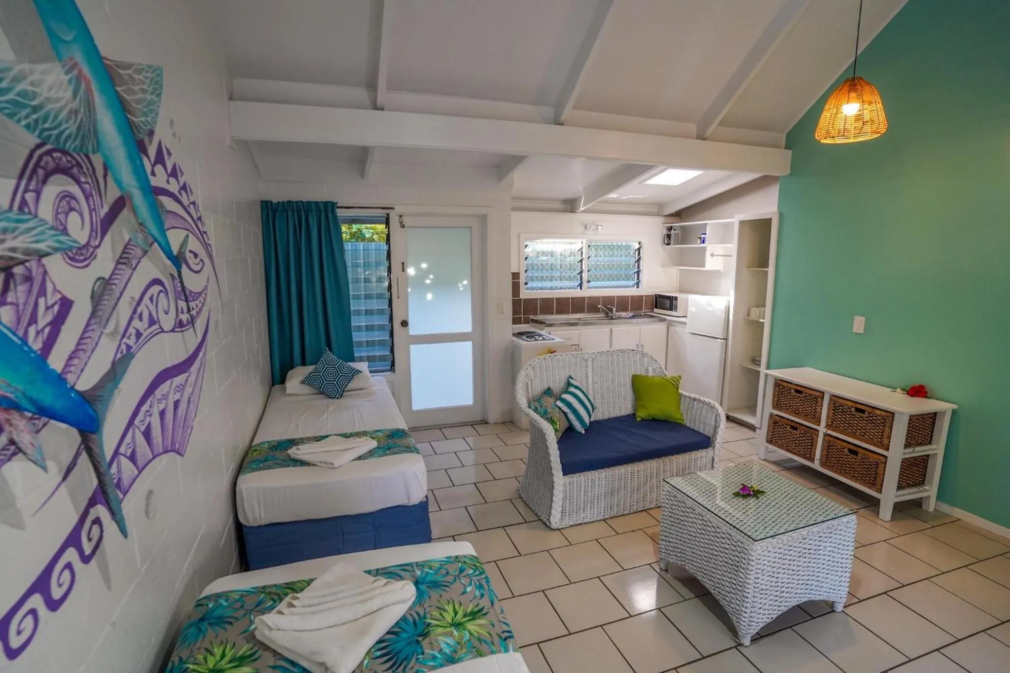 Kitchen or kitchenette, Bed in The Black Pearl Beachside Apartments