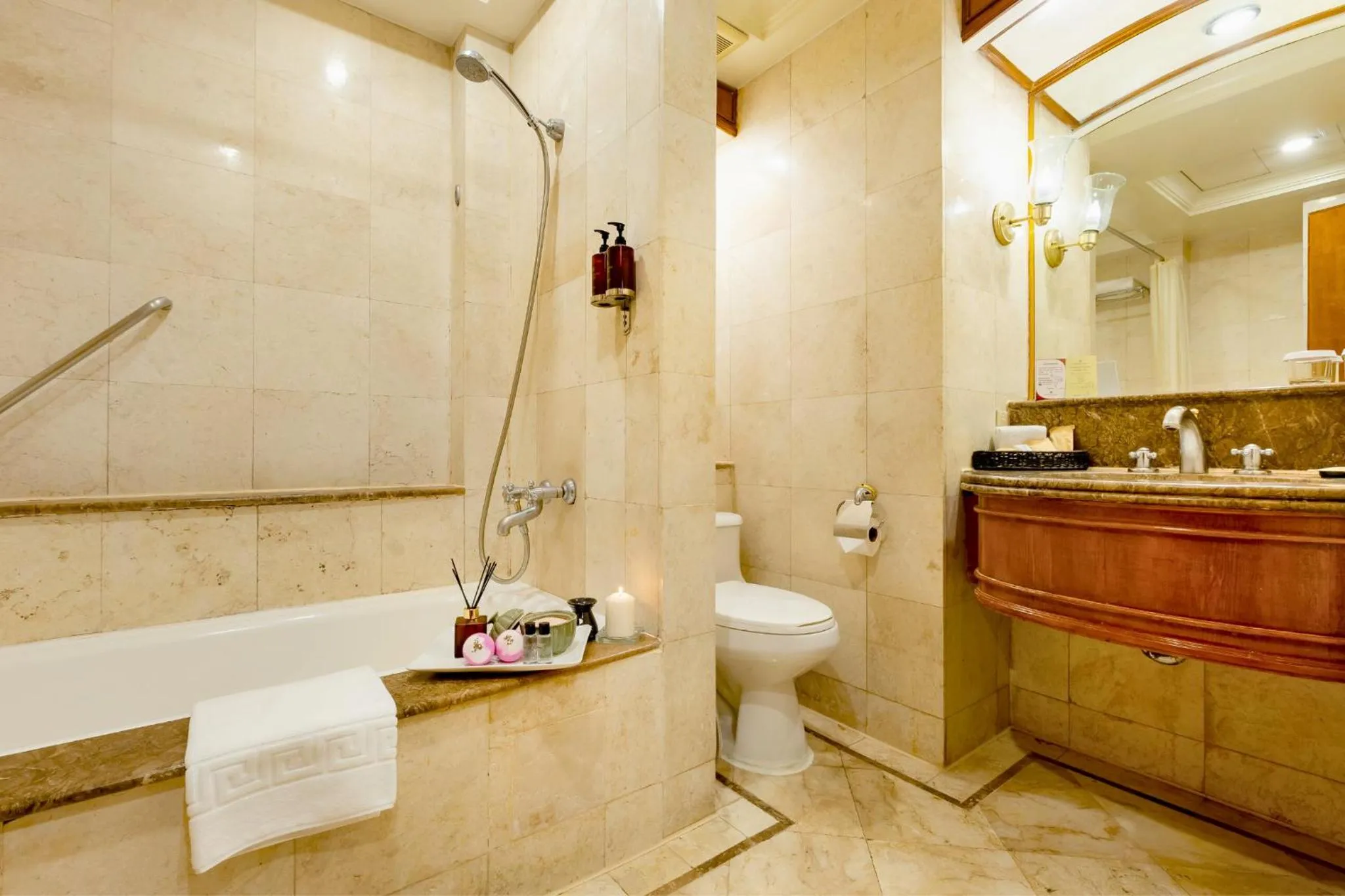 Shower in Richmonde Hotel Ortigas, Manila