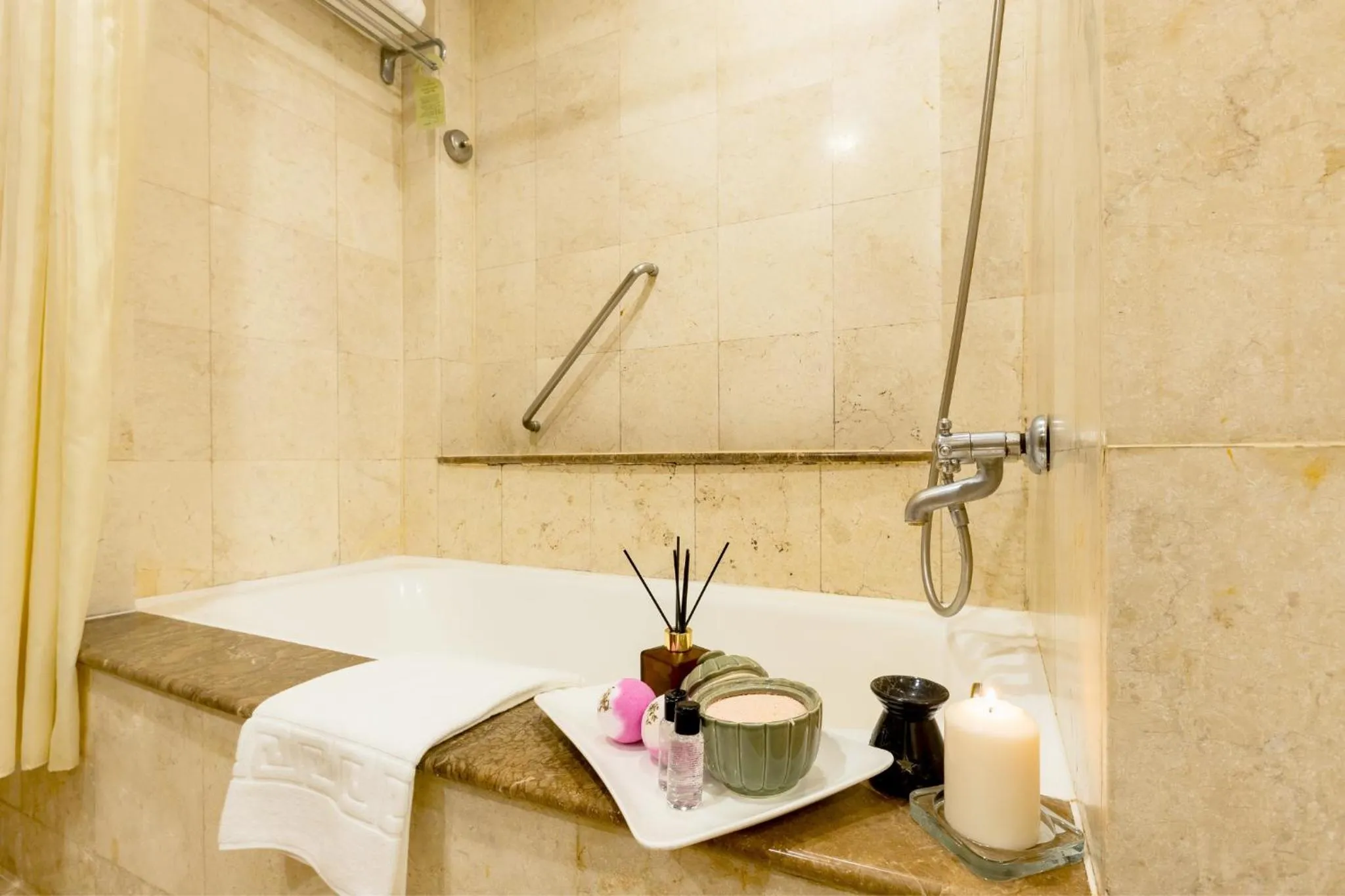 Shower in Richmonde Hotel Ortigas, Manila