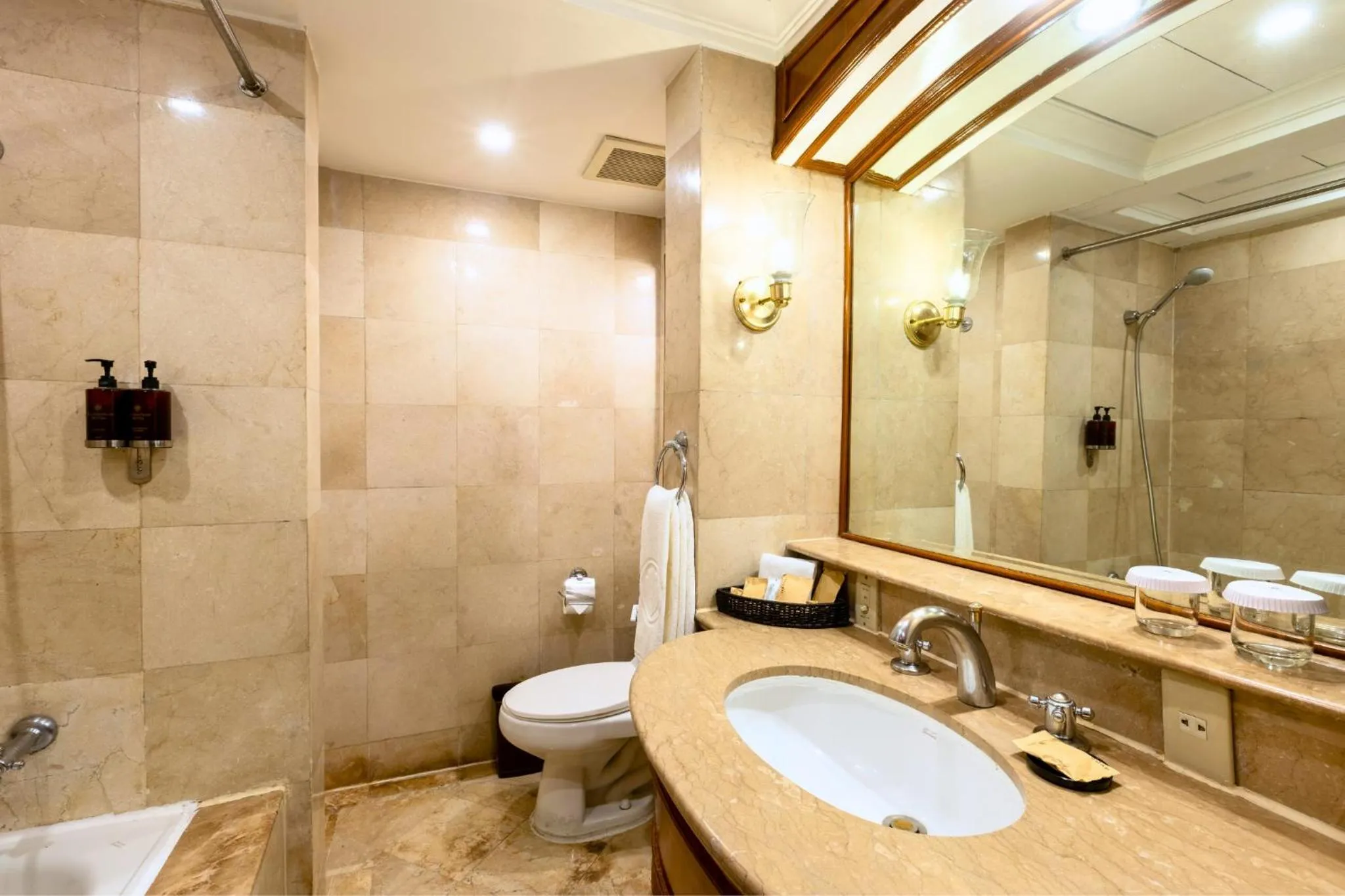 Shower in Richmonde Hotel Ortigas, Manila