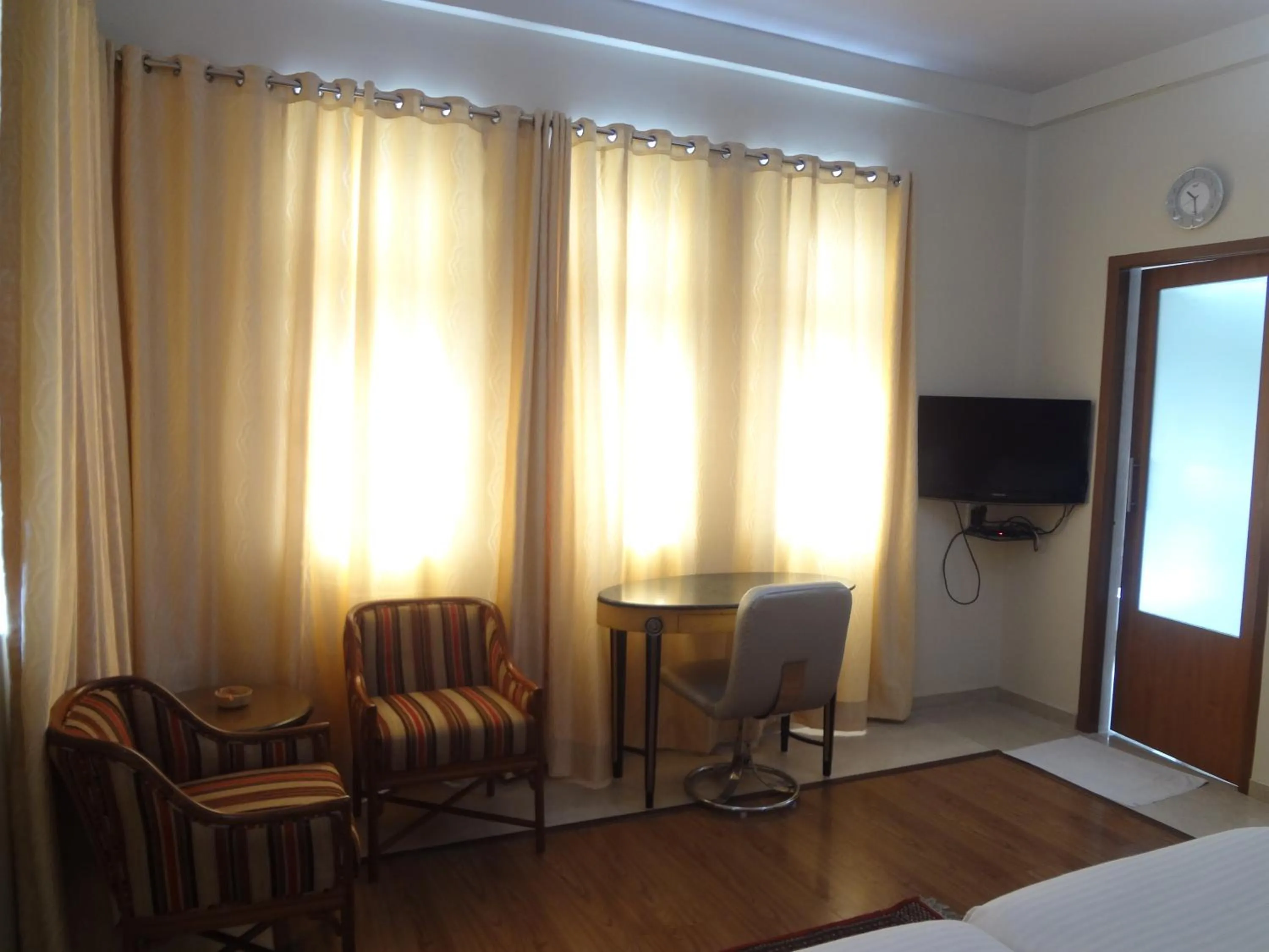 Seating area, Bed in Astoria Hotel