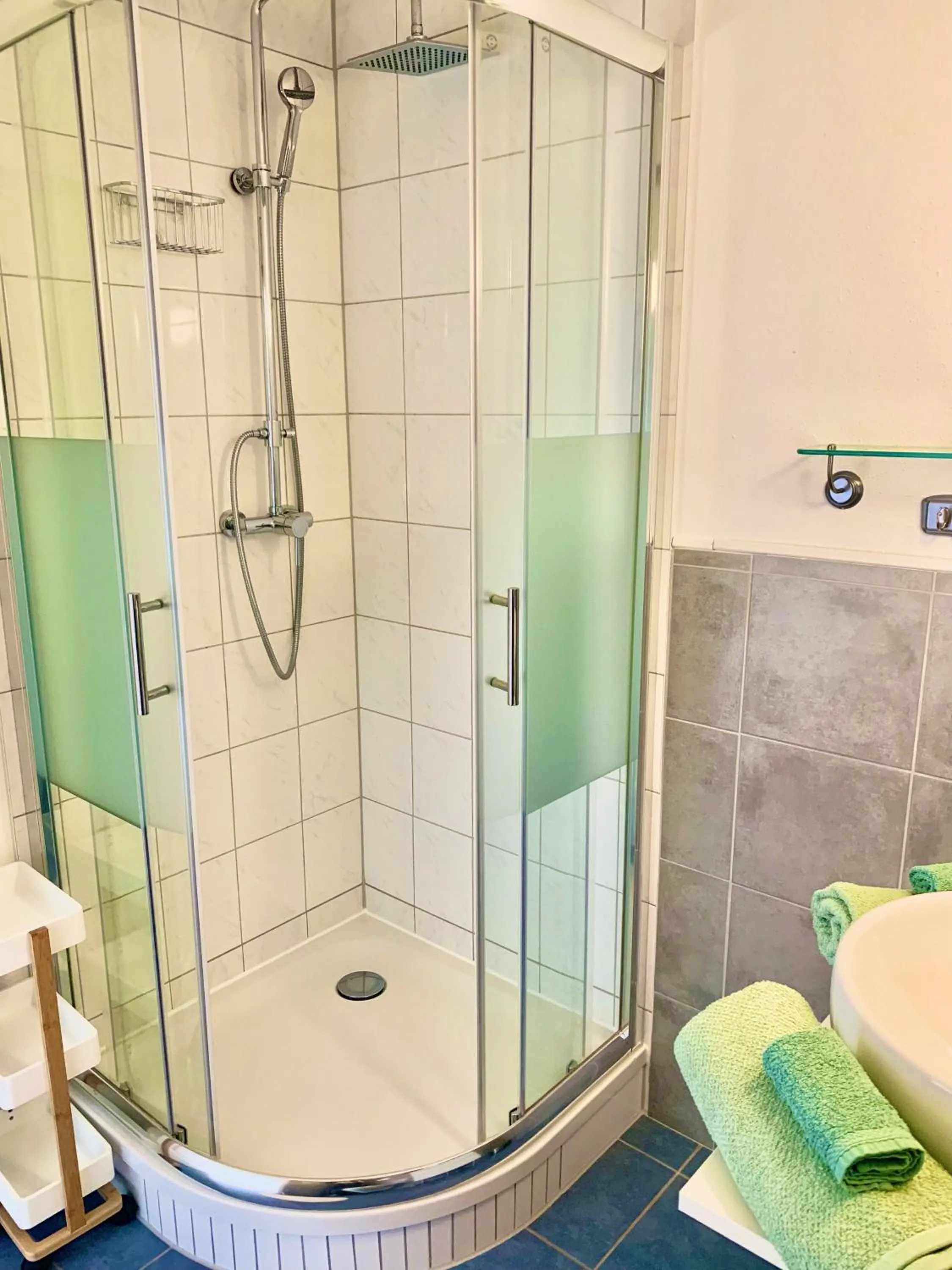Zimmer mit Bad und Balkon
