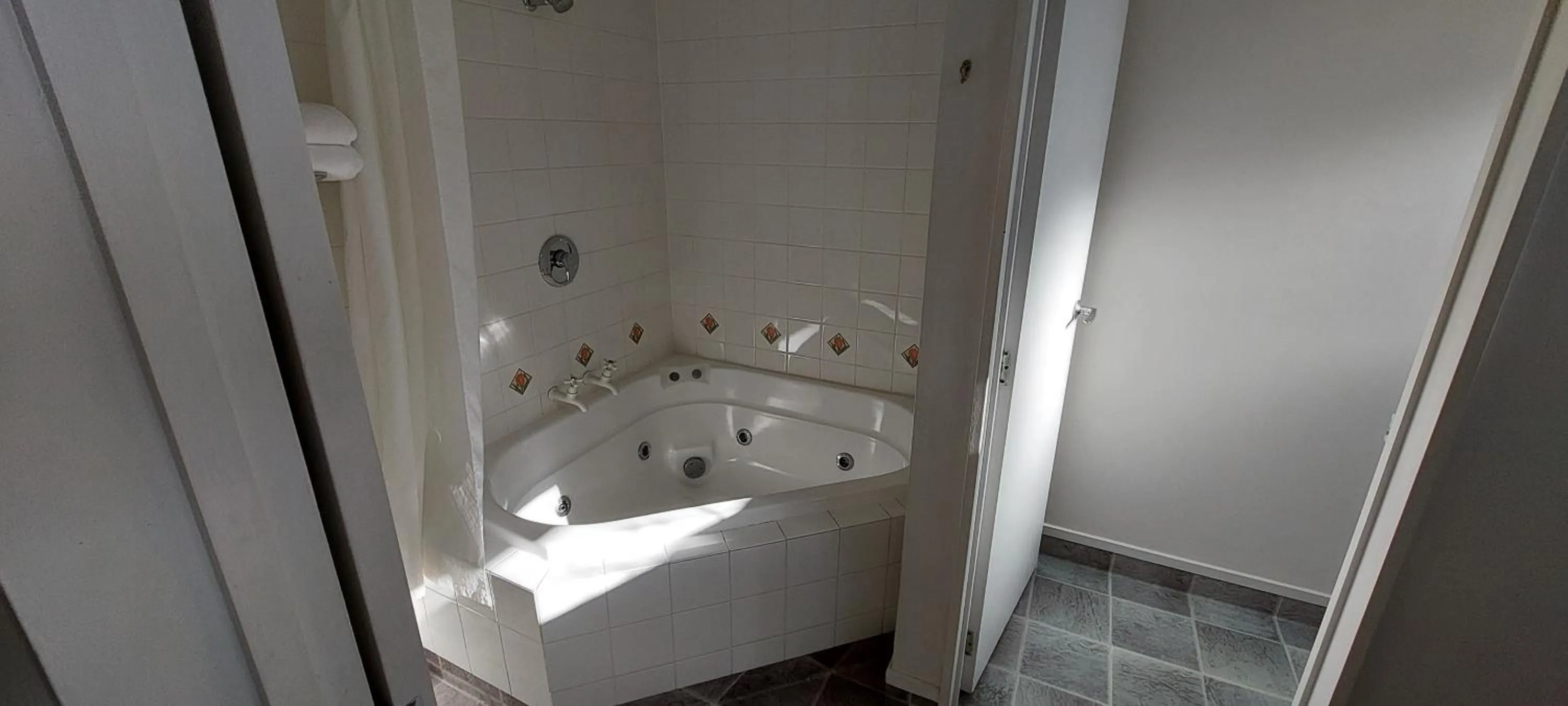 Bathroom in Fitzherbert Court Motel