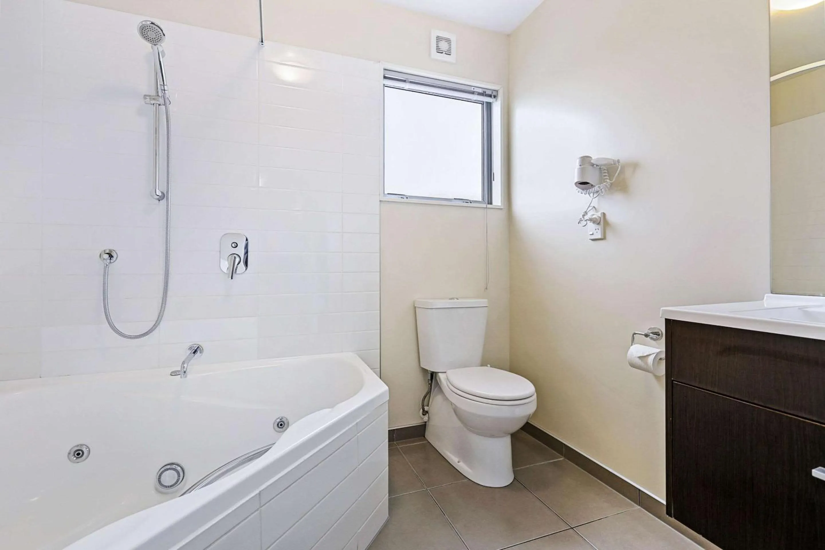 Bathroom in Quality Suites Amore