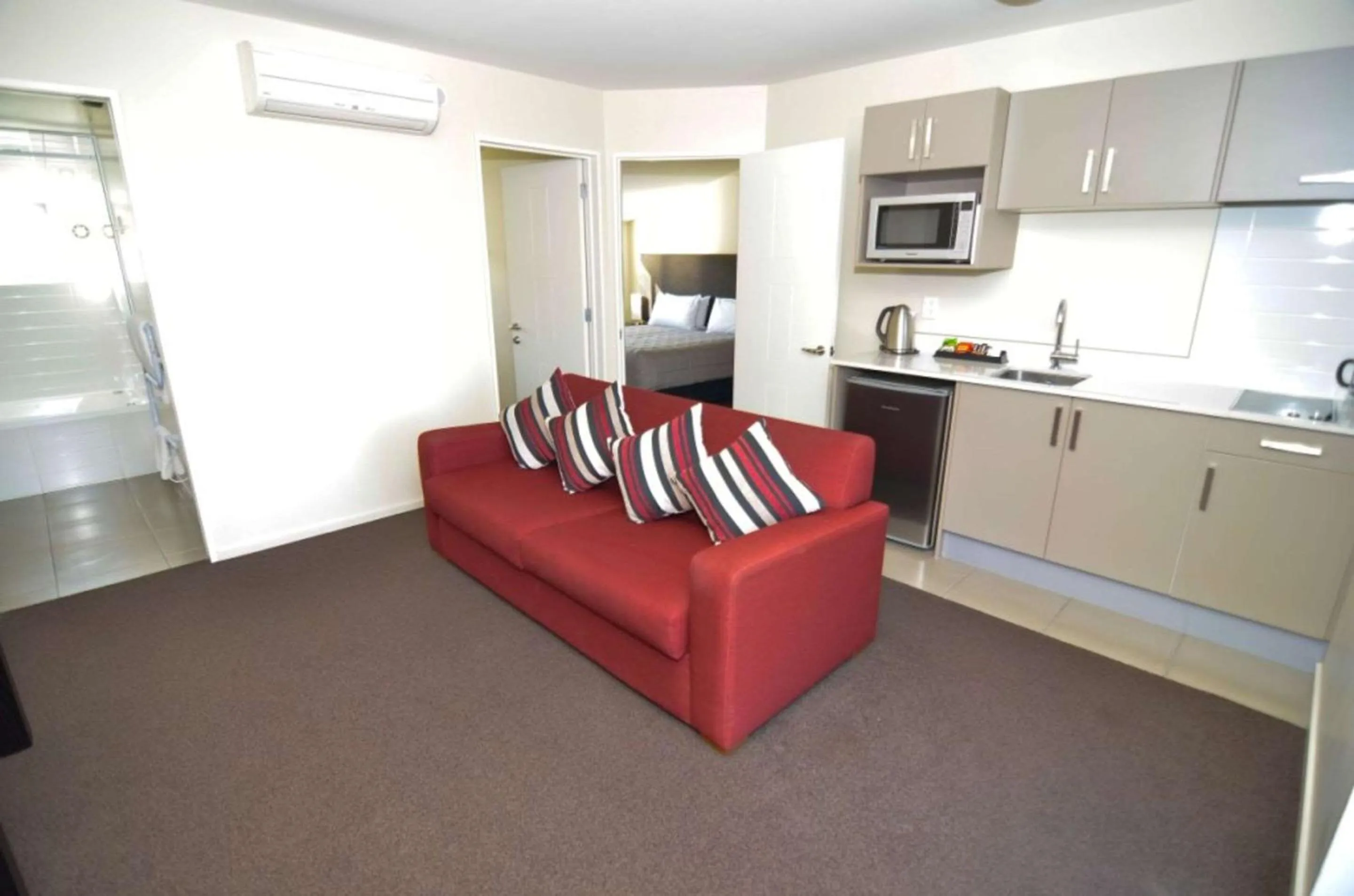 Photo of the whole room in Quality Suites Amore