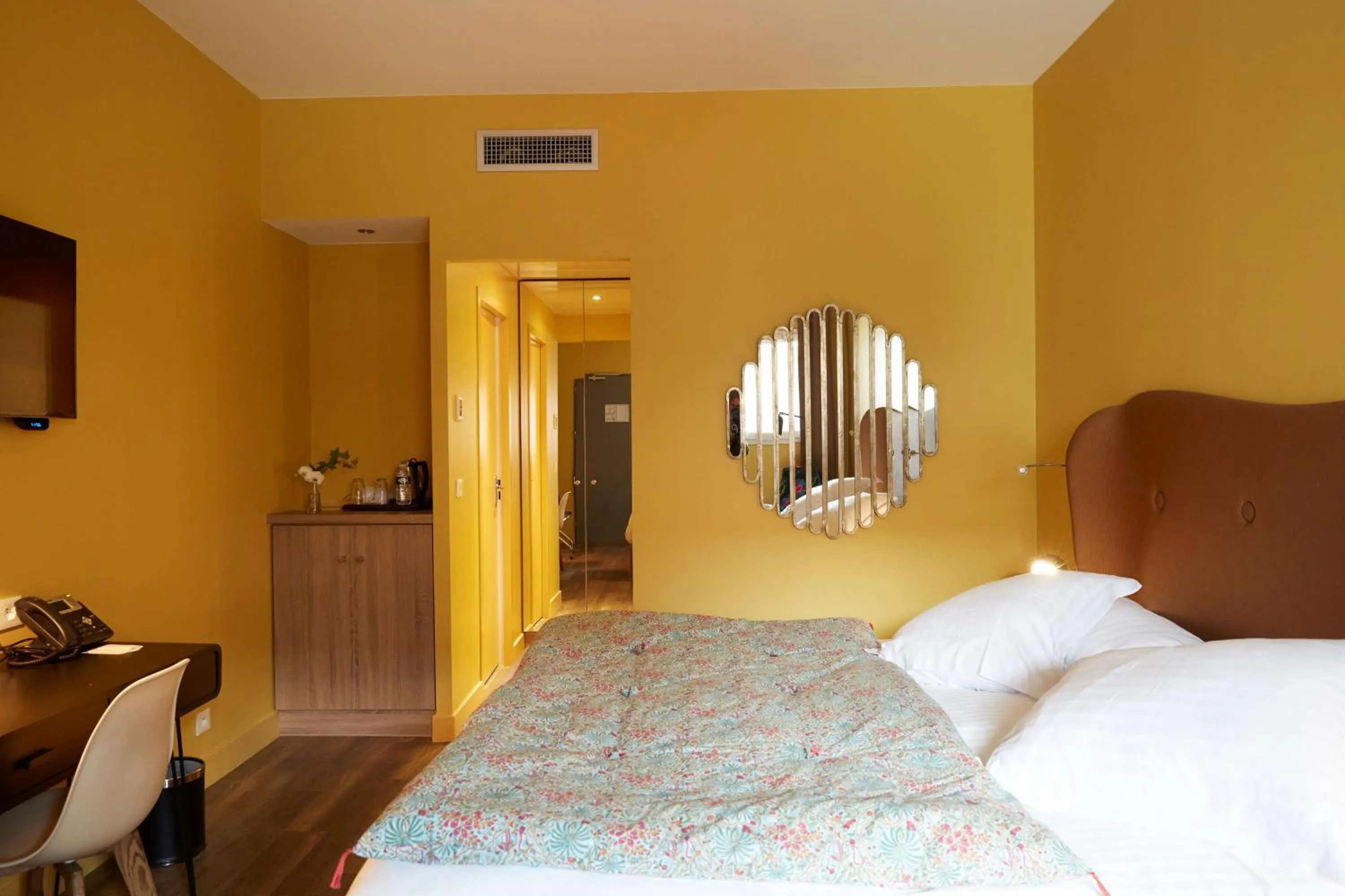 Photo of the whole room, Bed in Best Western Plus d'Europe et d'Angleterre