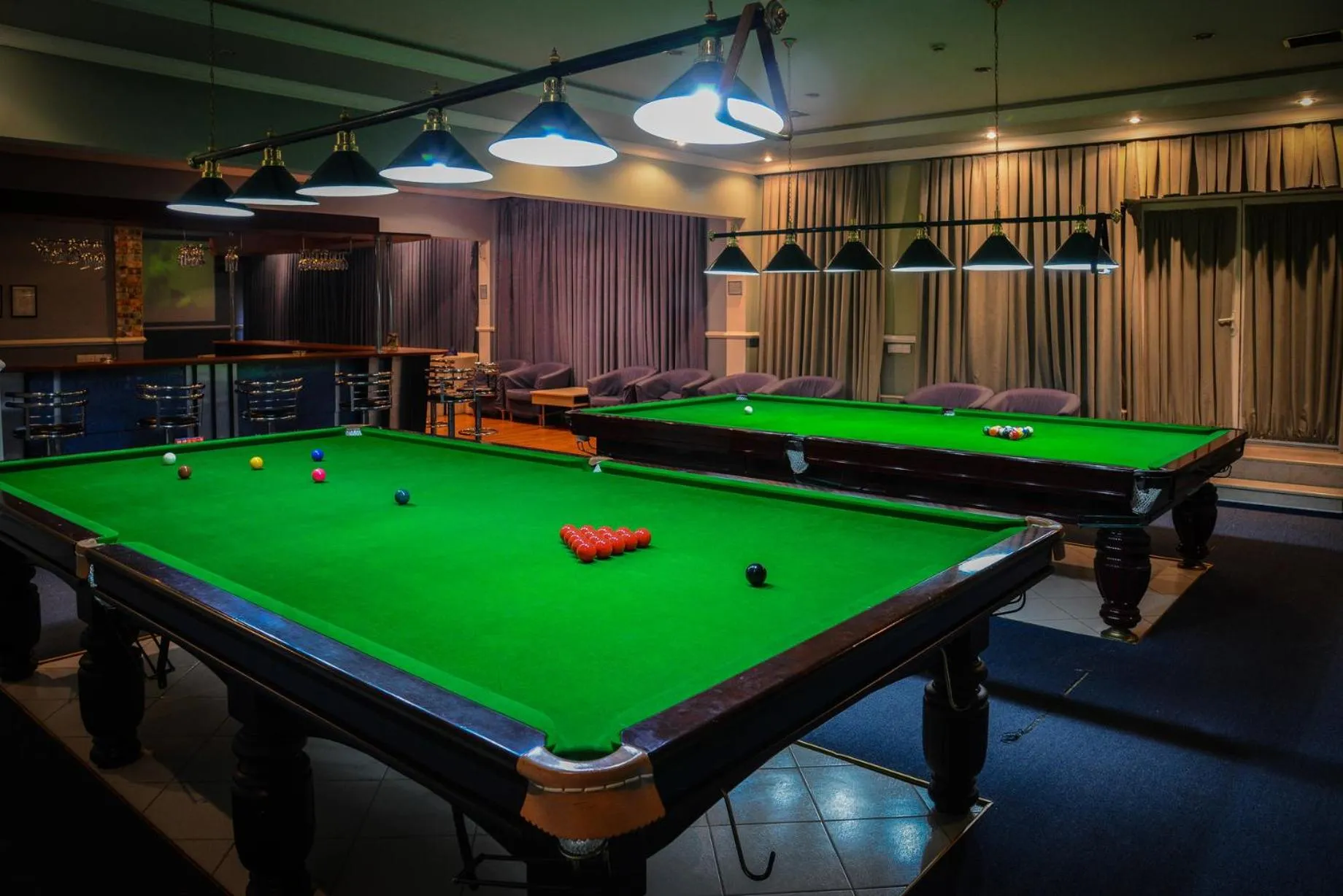 Billiard in City Mansion ApartHotel