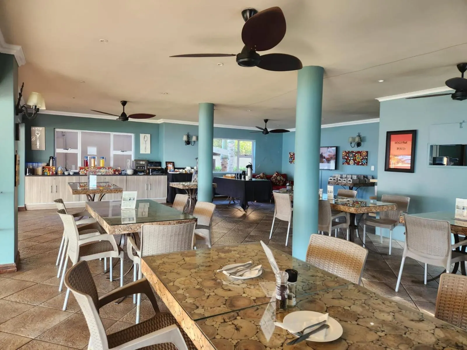 Restaurant/places to eat in 305 Guest House