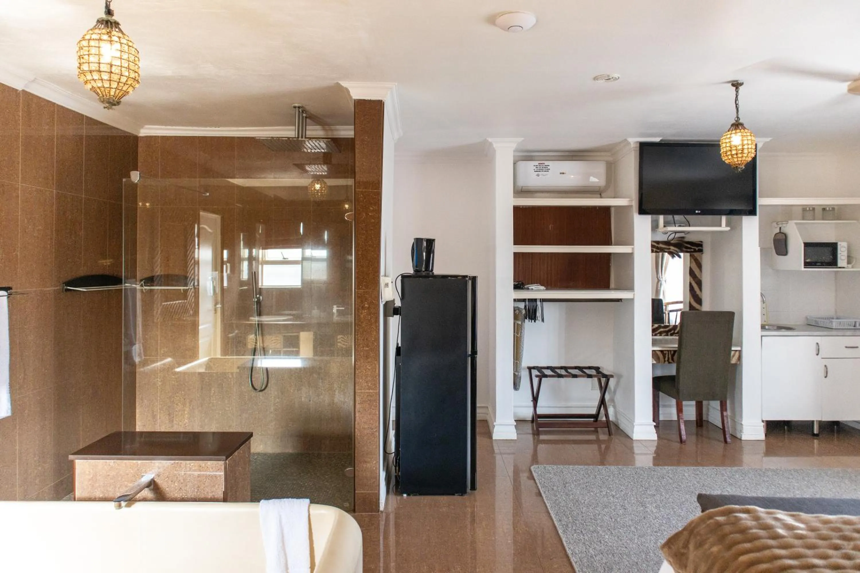 Shower in 305 Guest House