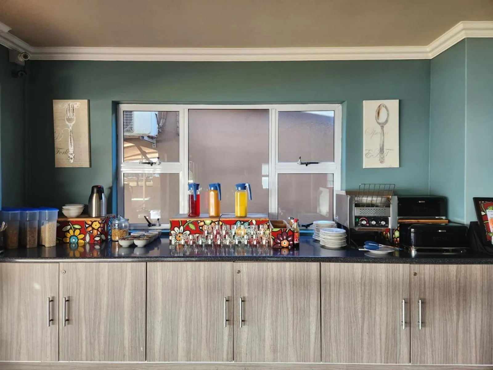 Restaurant/places to eat in 305 Guest House