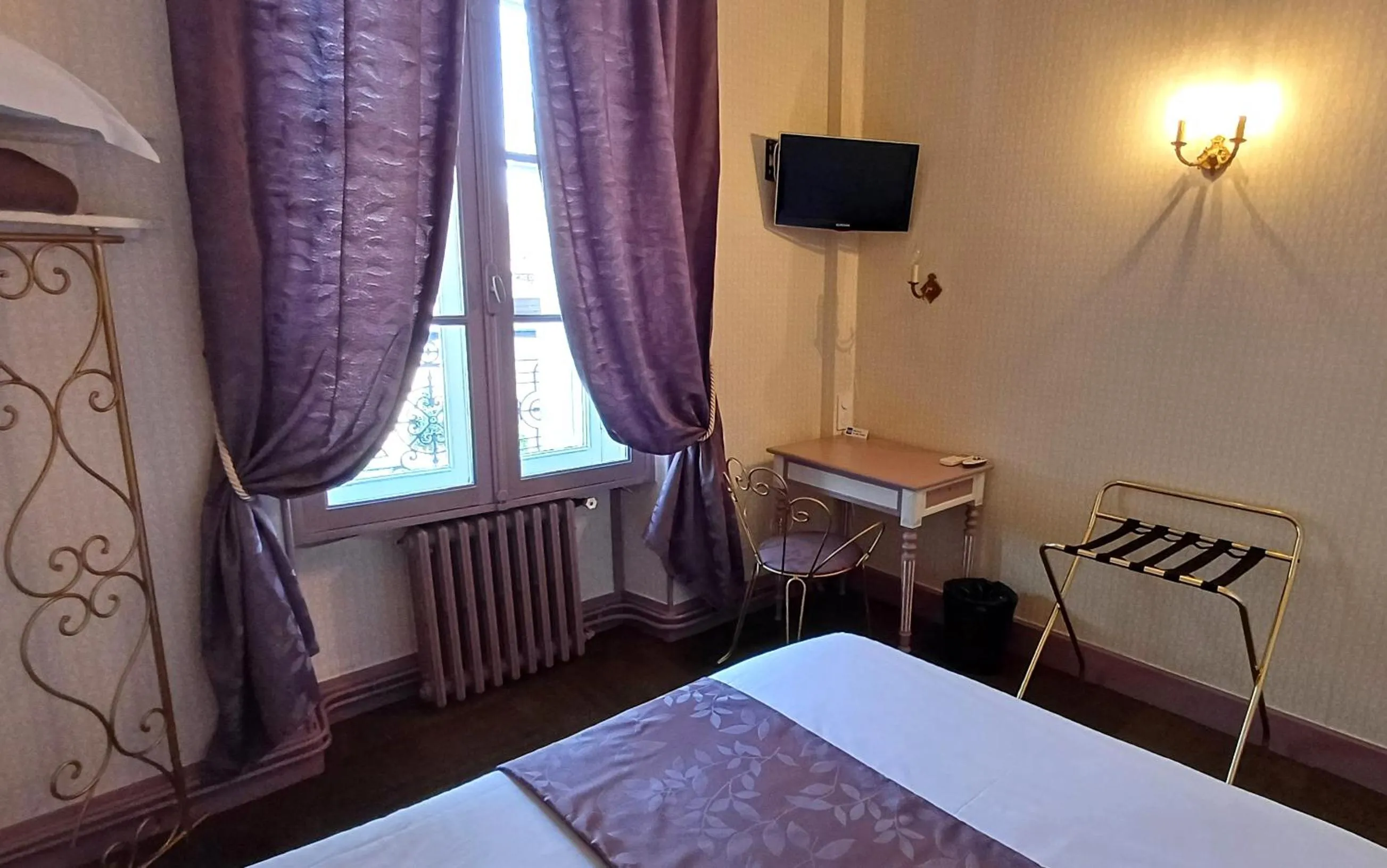Bedroom in Hotel Montsegur