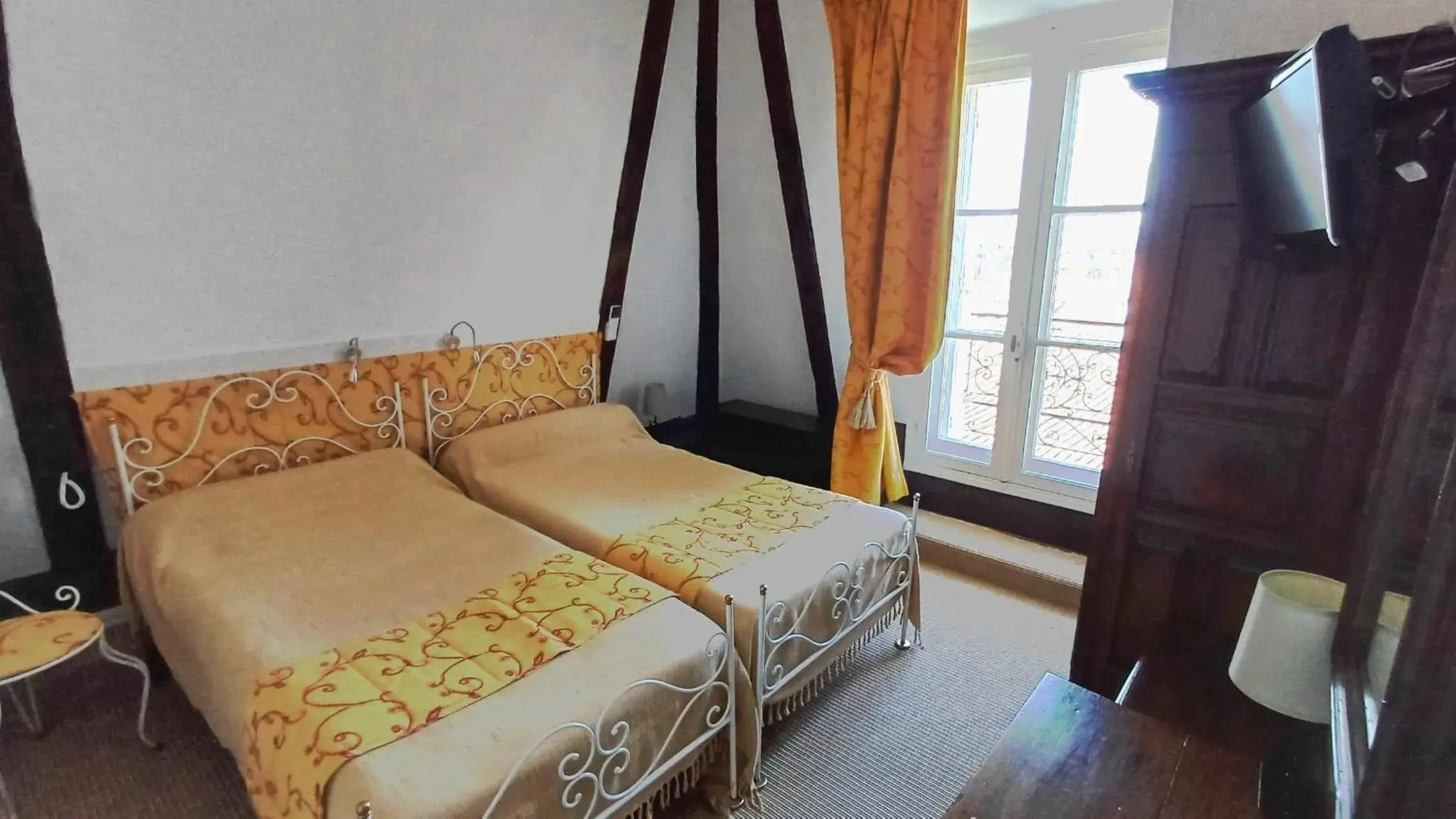 Standard Twin Room in Hotel Montsegur Standard Twin Room in Hotel Montsegur