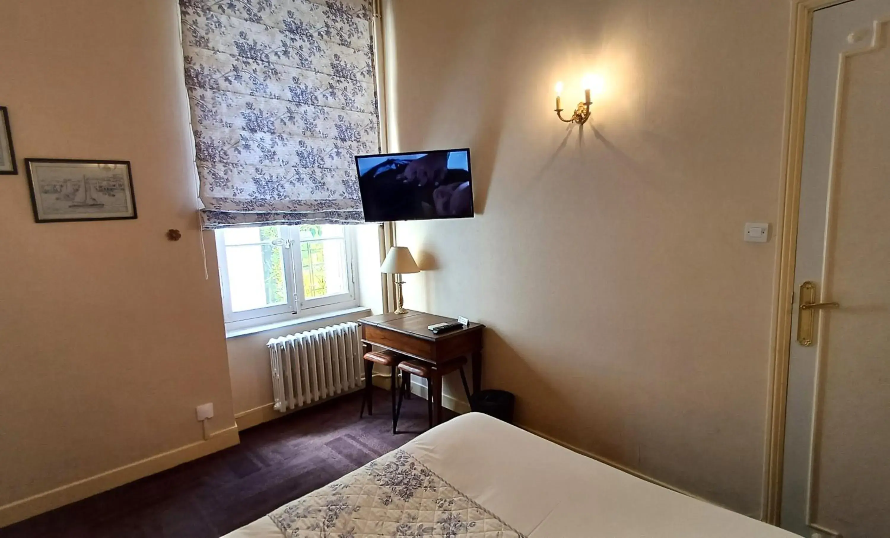 Triple Room in Hotel Montsegur Triple Room in Hotel Montsegur