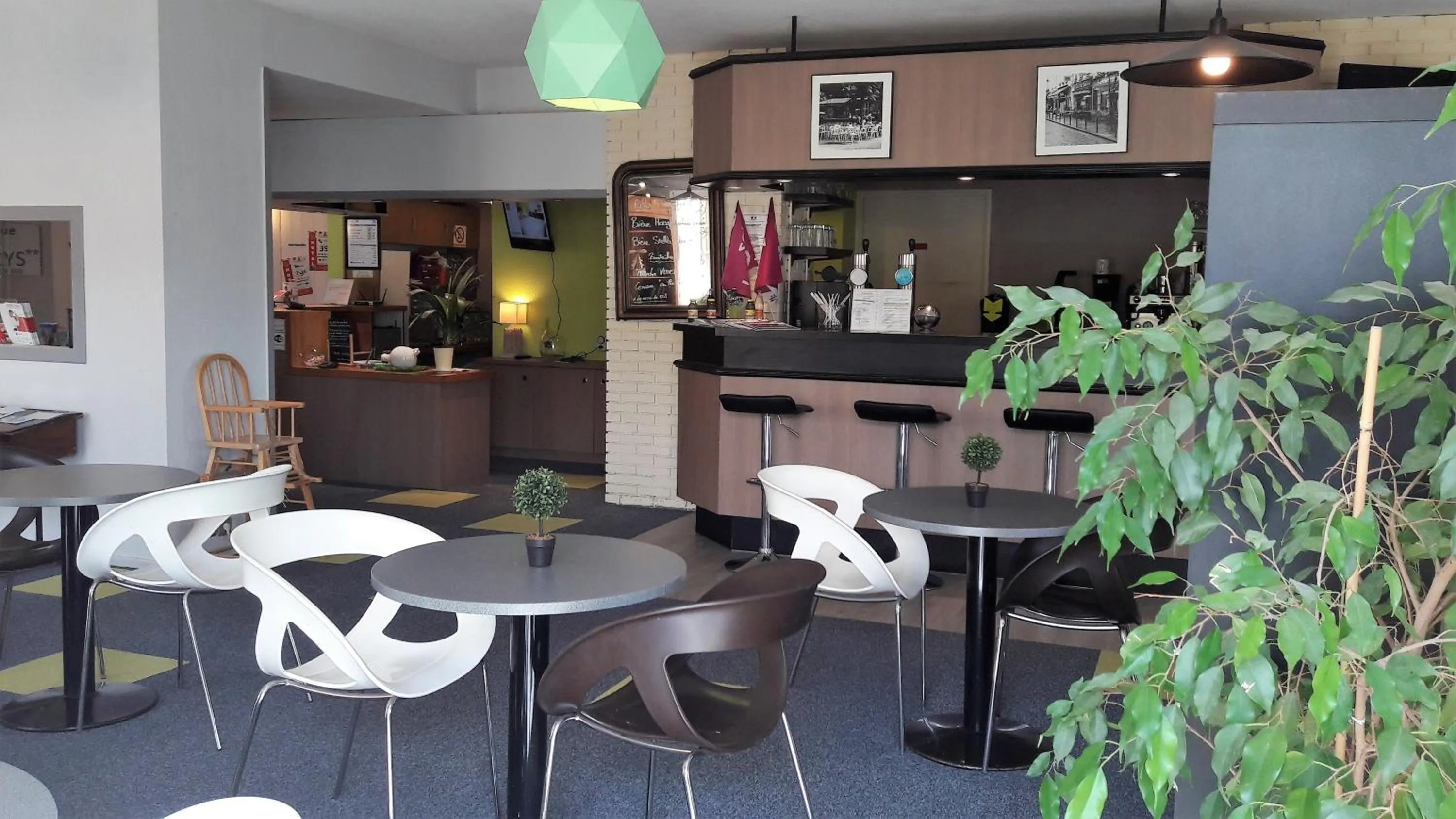 Lounge or bar in Contact Hôtel ALYS Bourg en Bresse Ekinox Parc Expo