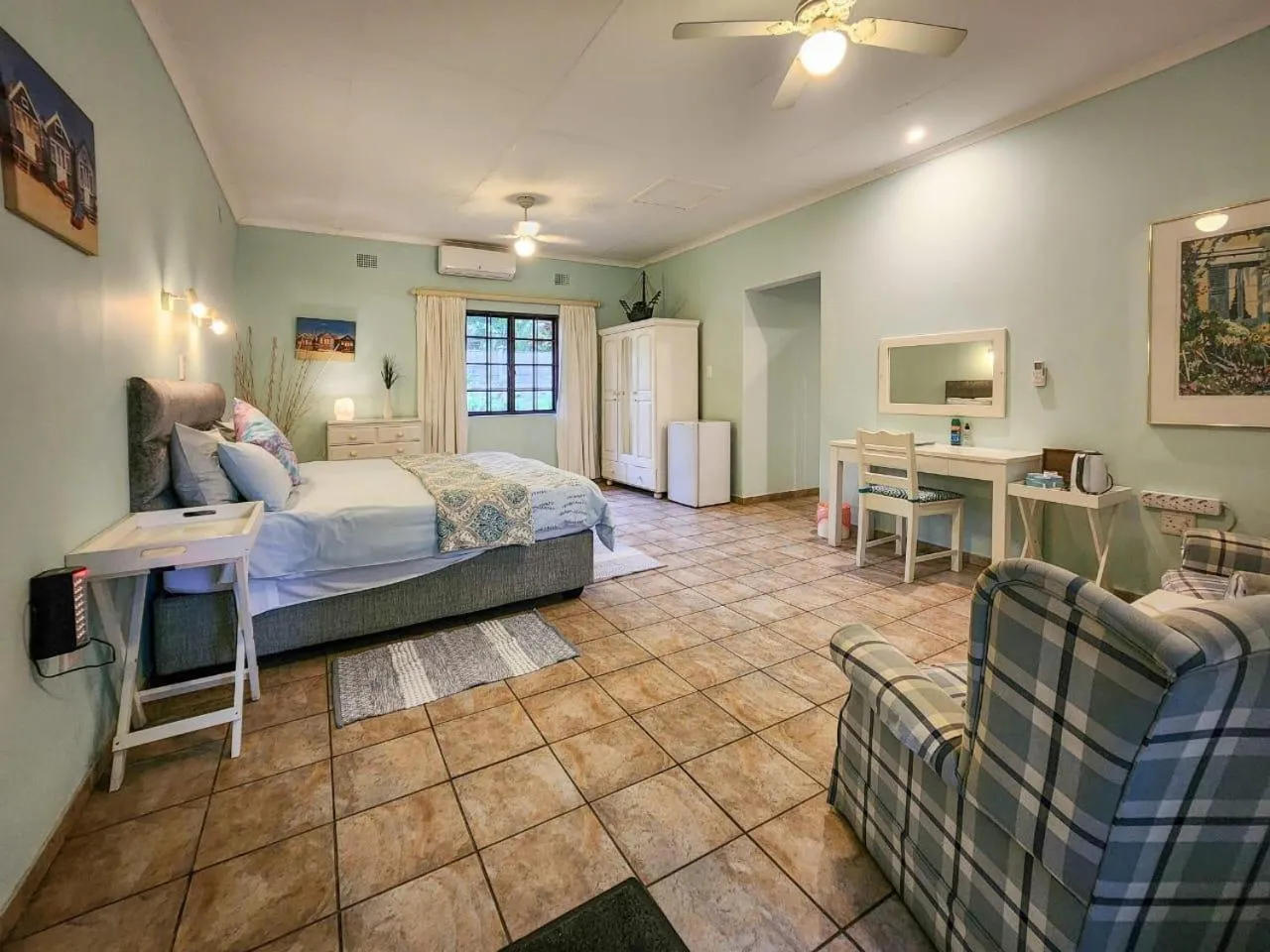Bedroom, Bed in Parkers Cottages