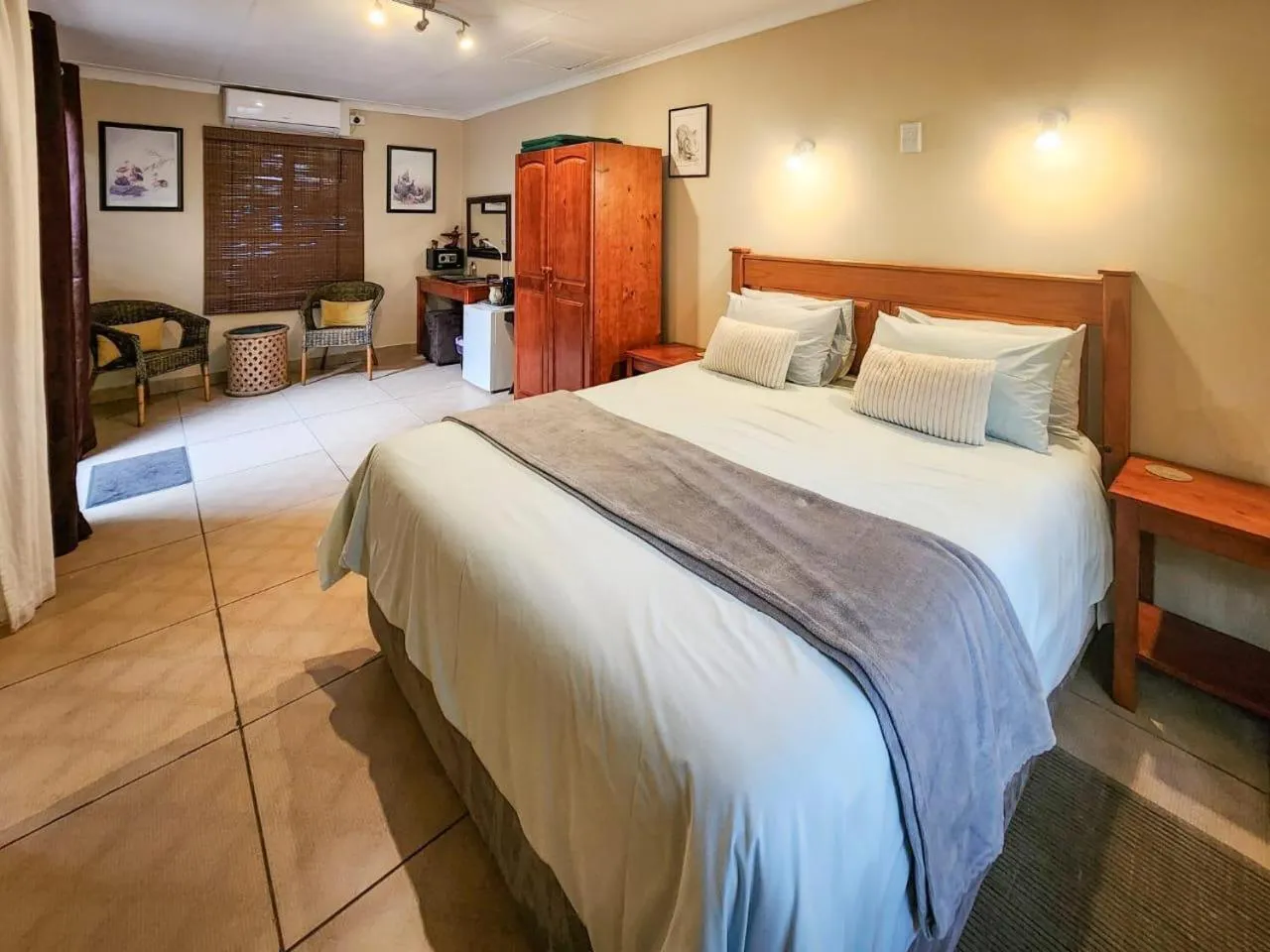 Bedroom, Bed in Parkers Cottages