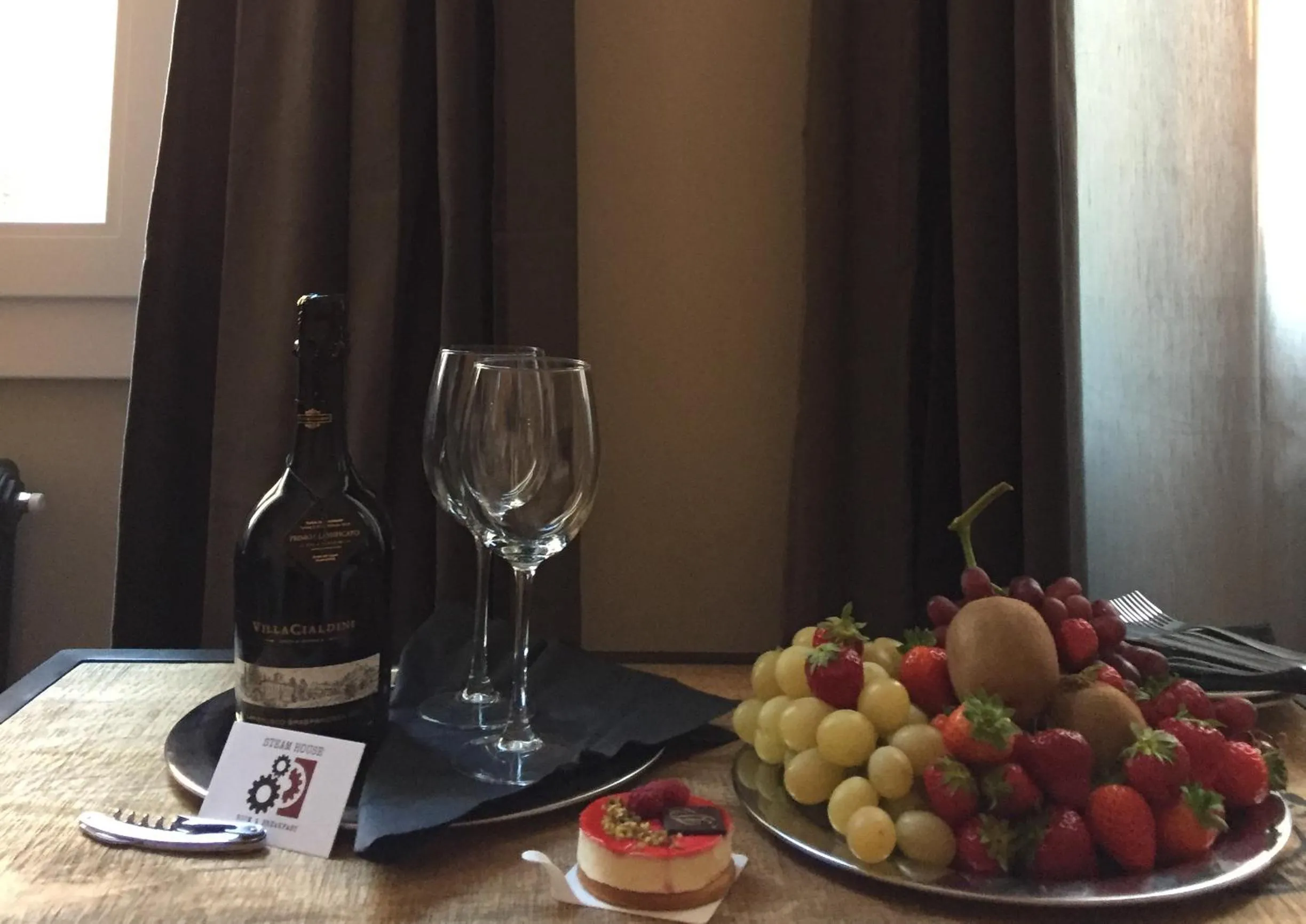 Food and drinks in Steam House Room & Breakfast