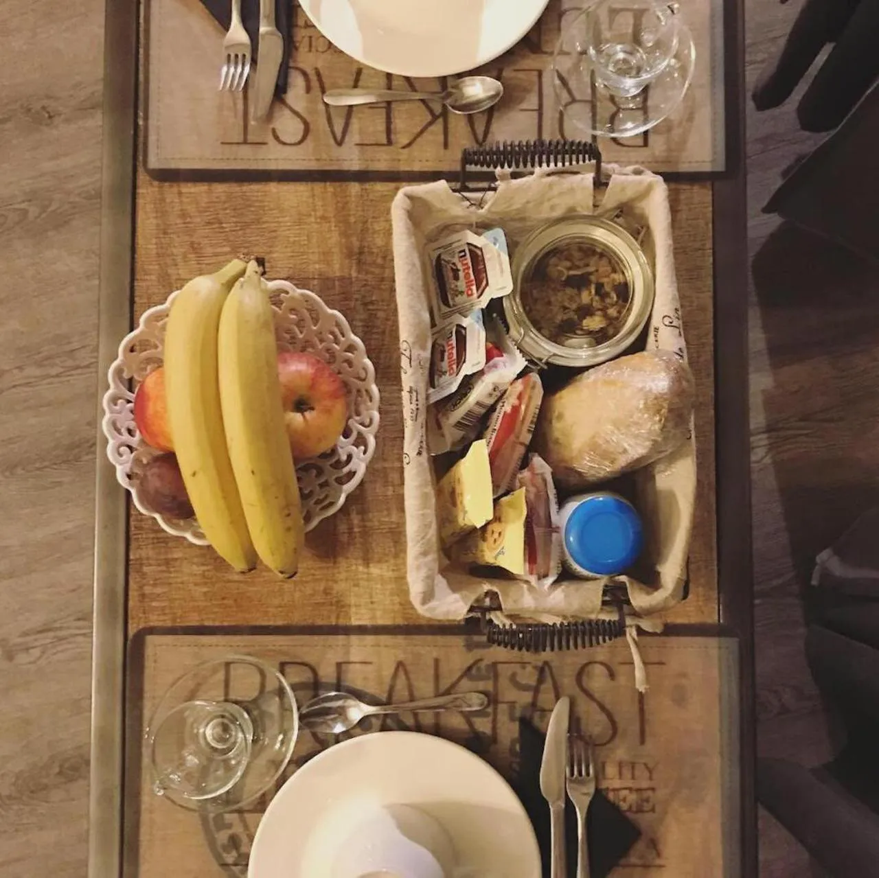 Food and drinks in Steam House Room & Breakfast